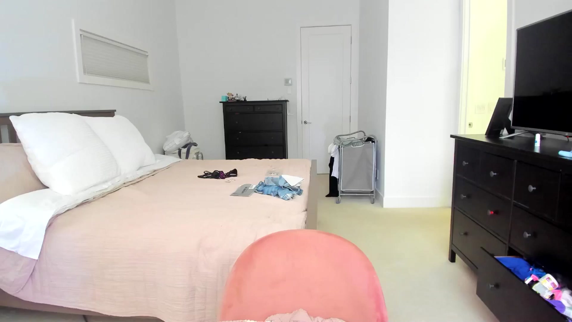 Gallery image thumbnail from Kymmmy's myfreecams stream on, 08/07/2024, 20:30 image 13 of 20