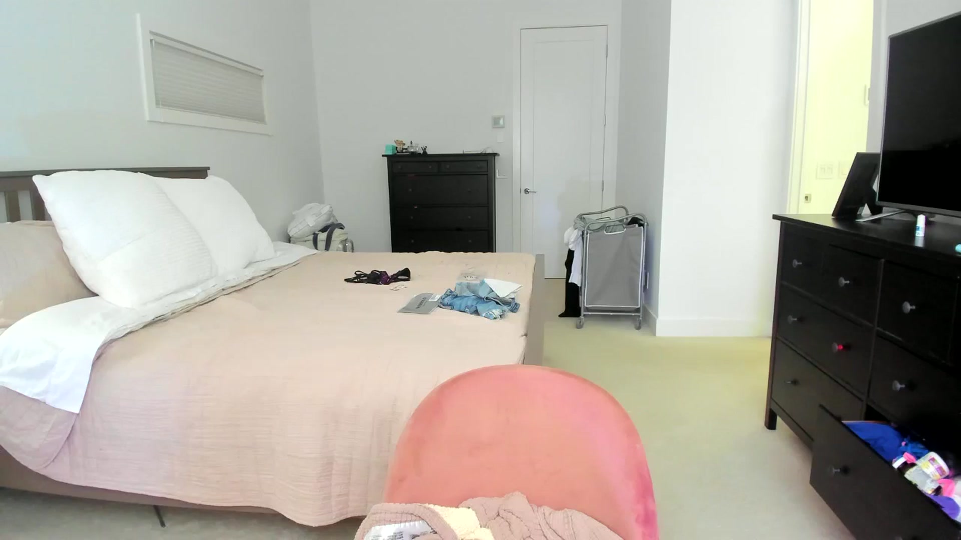 Gallery image thumbnail from Kymmmy's myfreecams stream on, 08/07/2024, 20:30 image 5 of 20