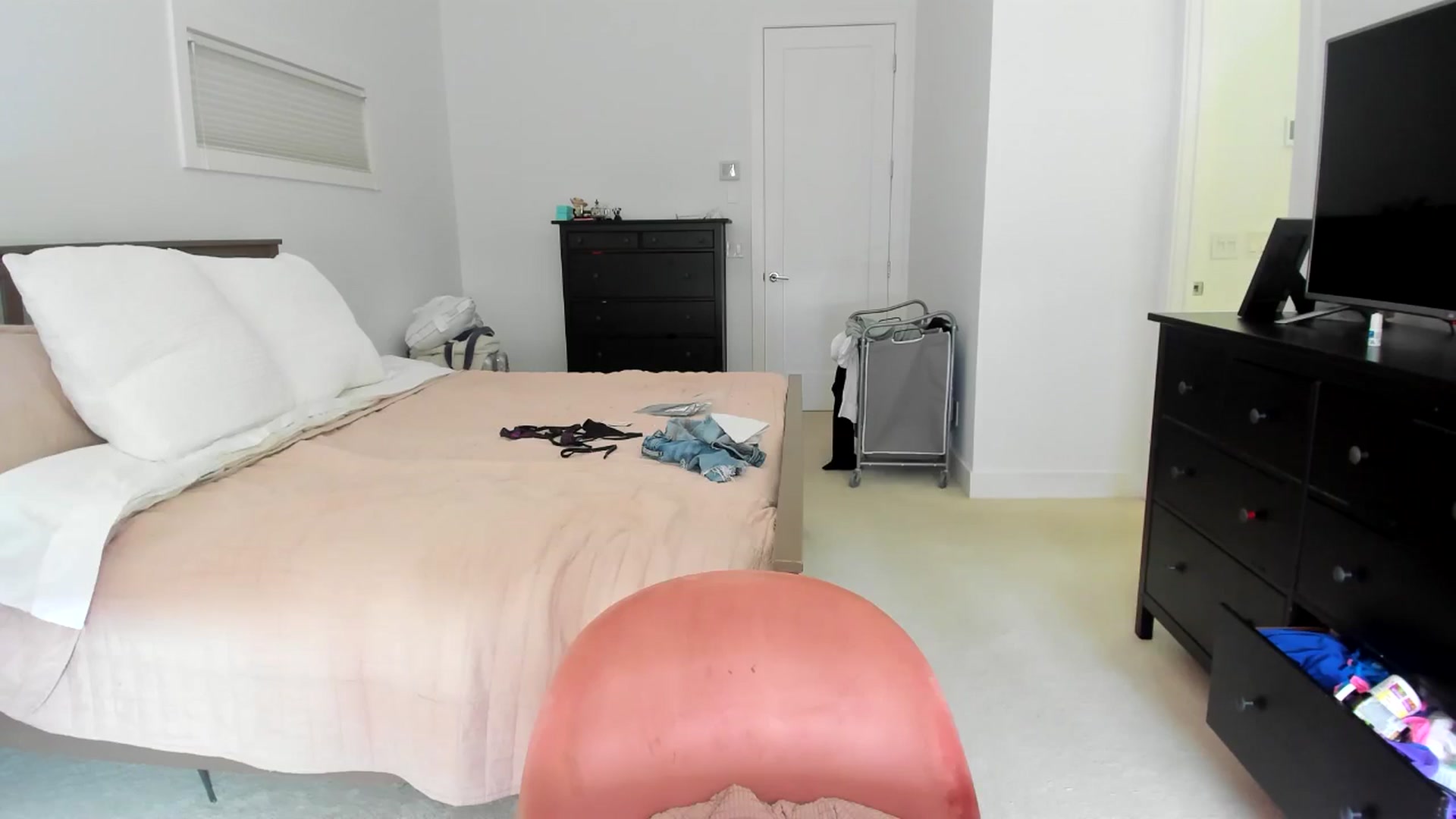 Gallery image thumbnail from Kymmmy's myfreecams stream on, 08/07/2024, 22:23 image 16 of 20