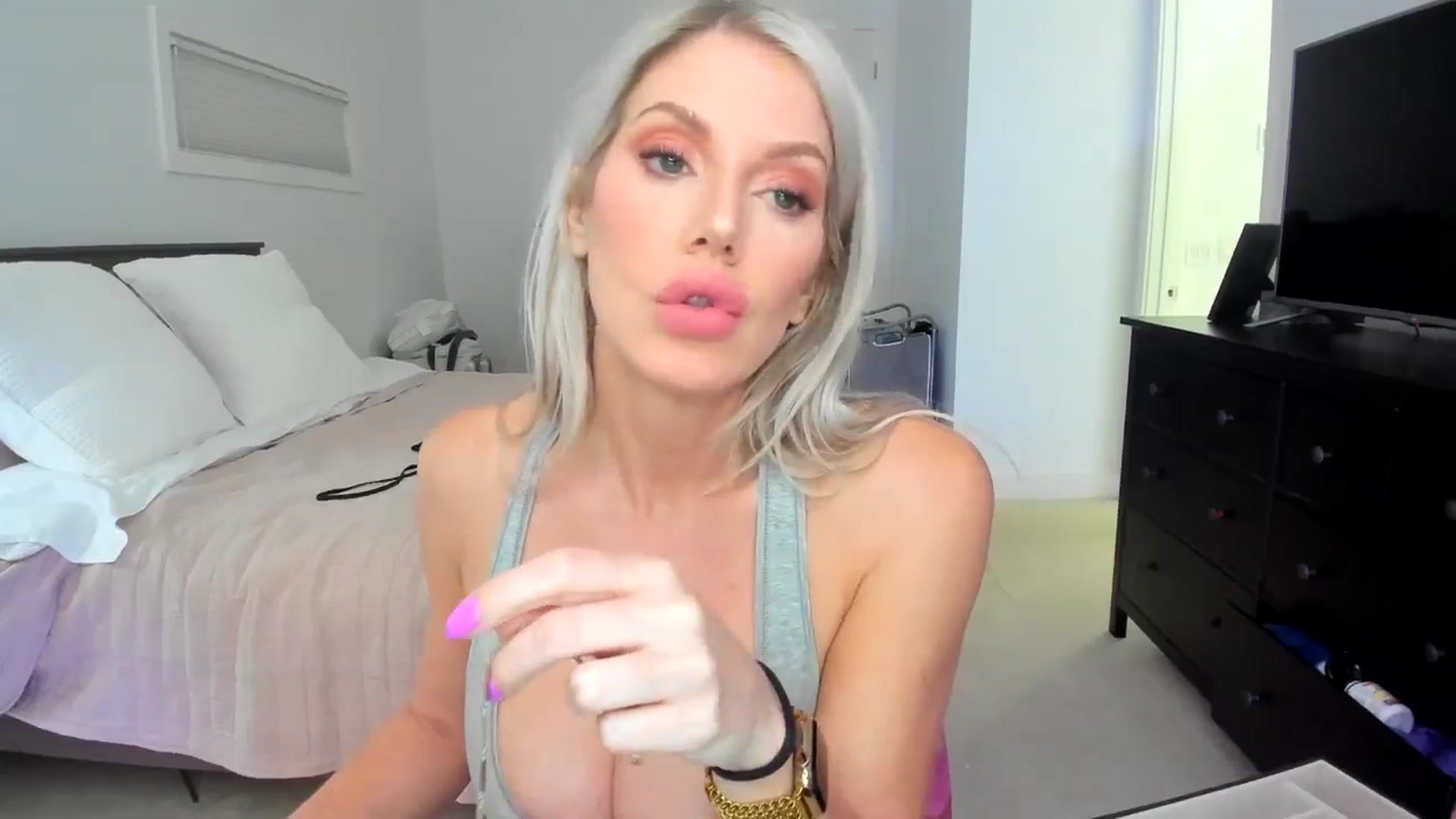 Gallery image thumbnail from Kymmmy's myfreecams stream on, 08/09/2024, 24:36 image 2 of 20