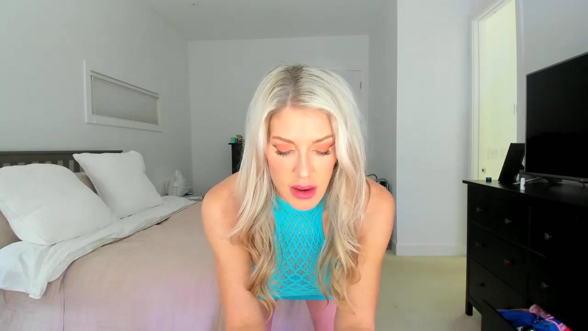Gallery image thumbnail from Kymmmy's myfreecams stream on, 08/09/2024, 21:57 image 6 of 20