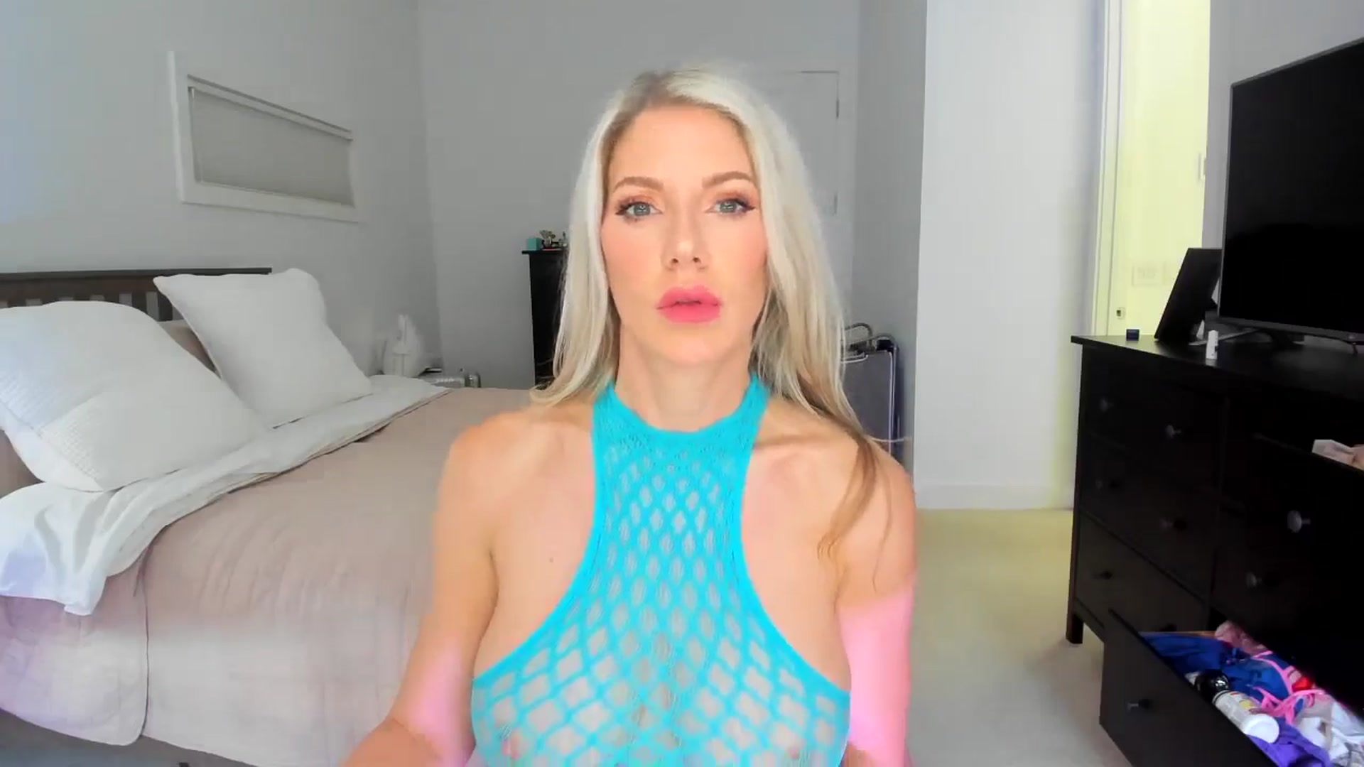 Gallery image thumbnail from Kymmmy's myfreecams stream on, 08/09/2024, 22:25 image 2 of 20