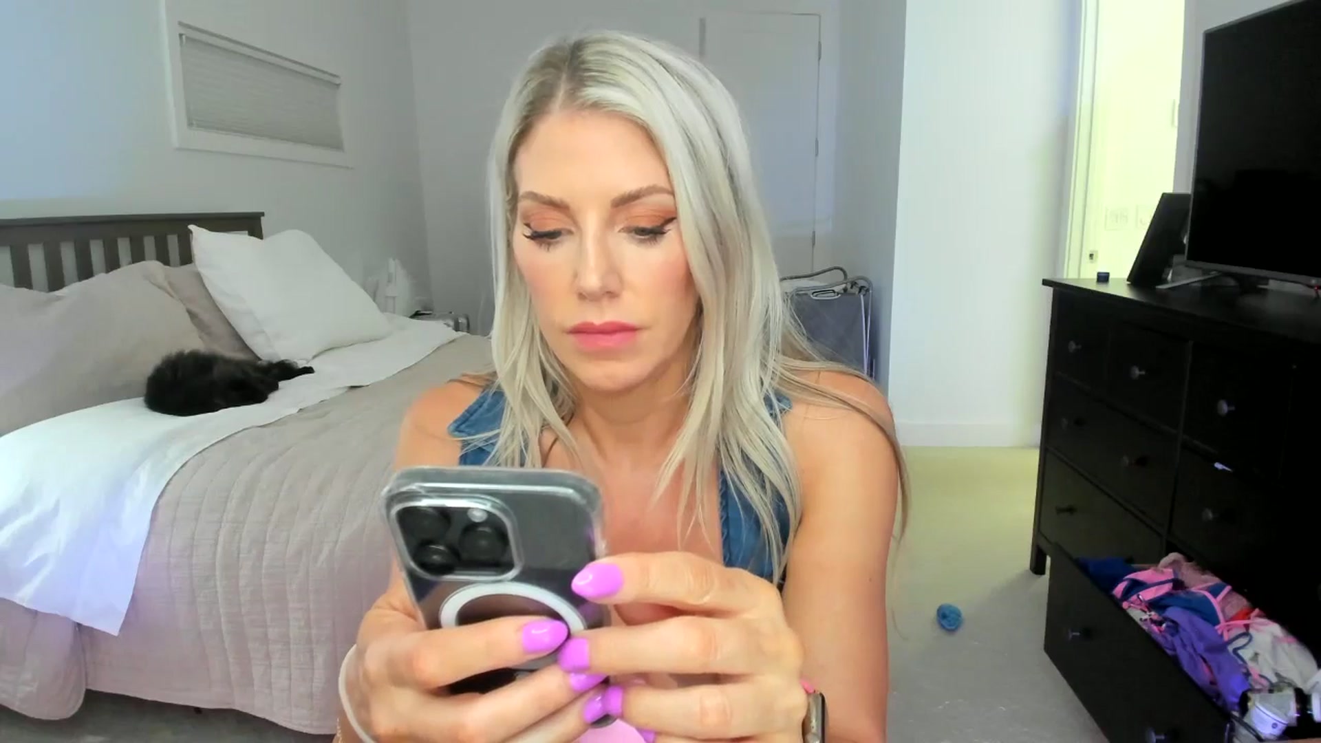 Gallery image thumbnail from Kymmmy's myfreecams stream on, 08/12/2024, 02:21 image 4 of 20