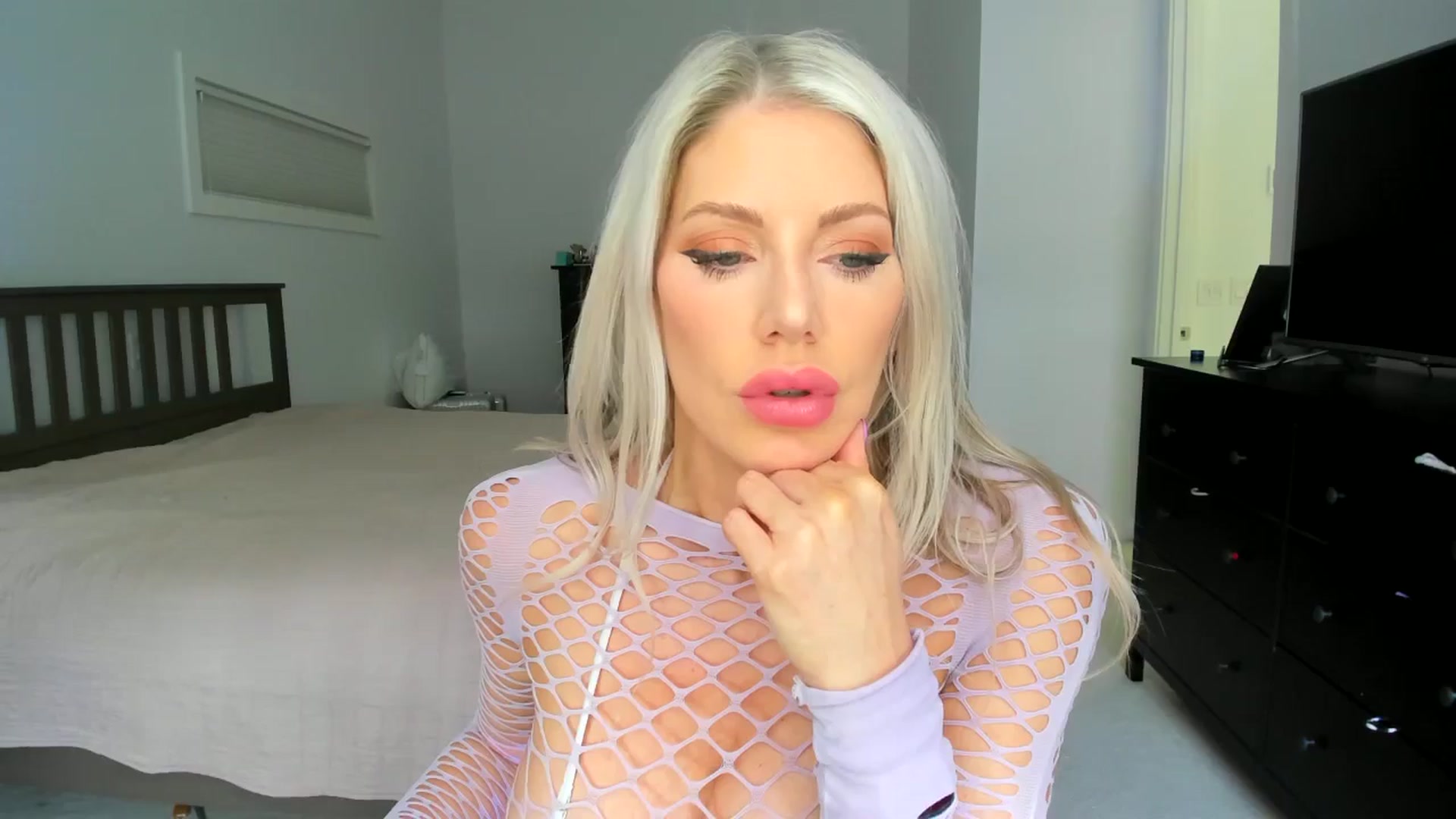 Gallery image thumbnail from Kymmmy's myfreecams stream on, 08/12/2024, 18:38 image 14 of 20
