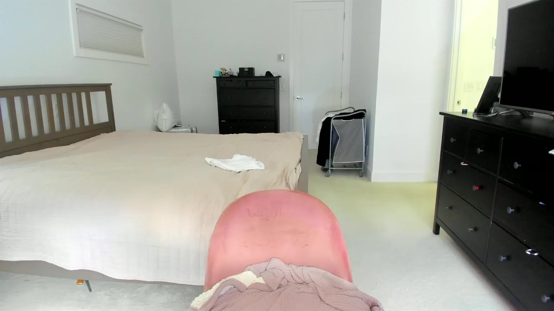 Gallery image thumbnail from Kymmmy's myfreecams stream on, 08/12/2024, 20:17 image 17 of 20