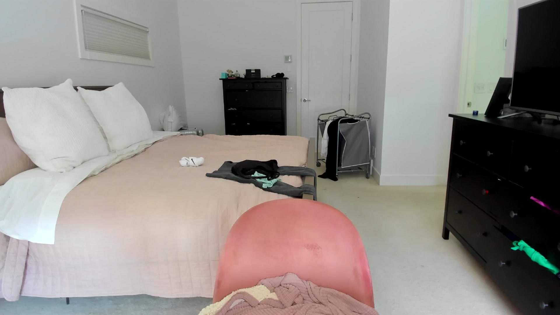 Gallery image thumbnail from Kymmmy's myfreecams stream on, 08/14/2024, 22:26 image 1 of 20