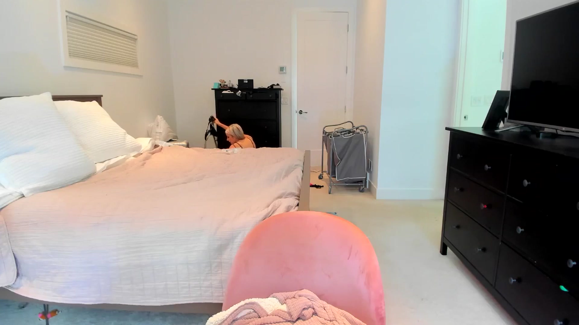Gallery image thumbnail from Kymmmy's myfreecams stream on, 08/18/2024, 19:04 image 8 of 20