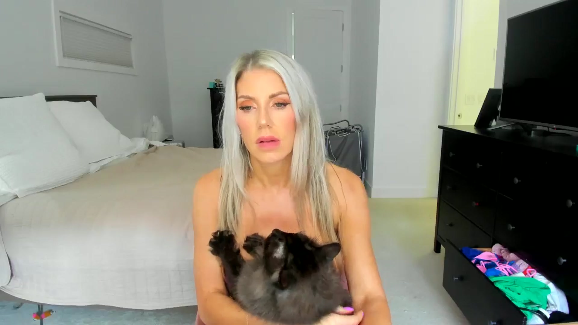 Gallery image thumbnail from Kymmmy's myfreecams stream on, 08/18/2024, 21:08 image 20 of 20