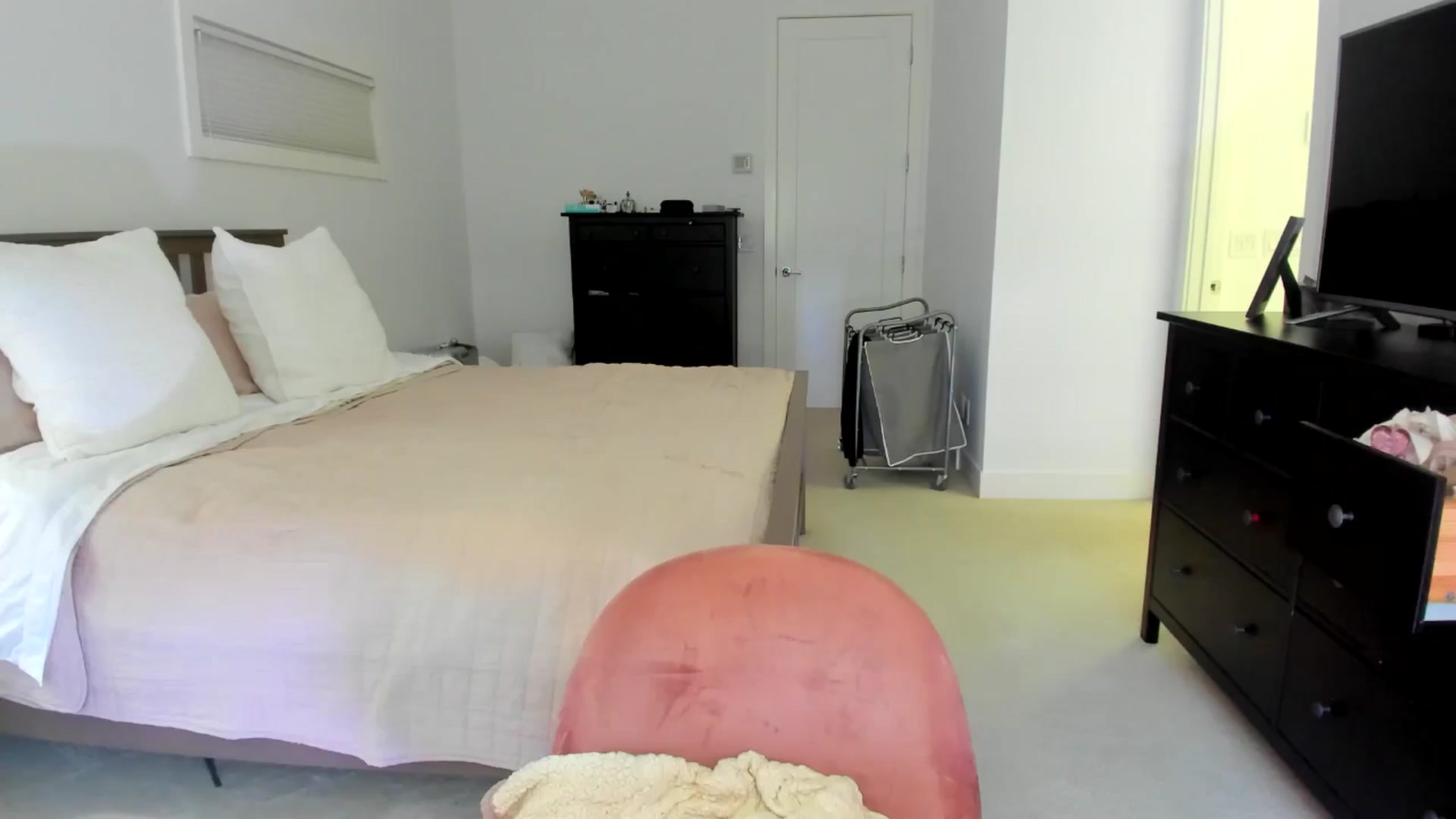 Gallery image thumbnail from Kymmmy's myfreecams stream on, 09/17/2024, 18:17 image 19 of 20