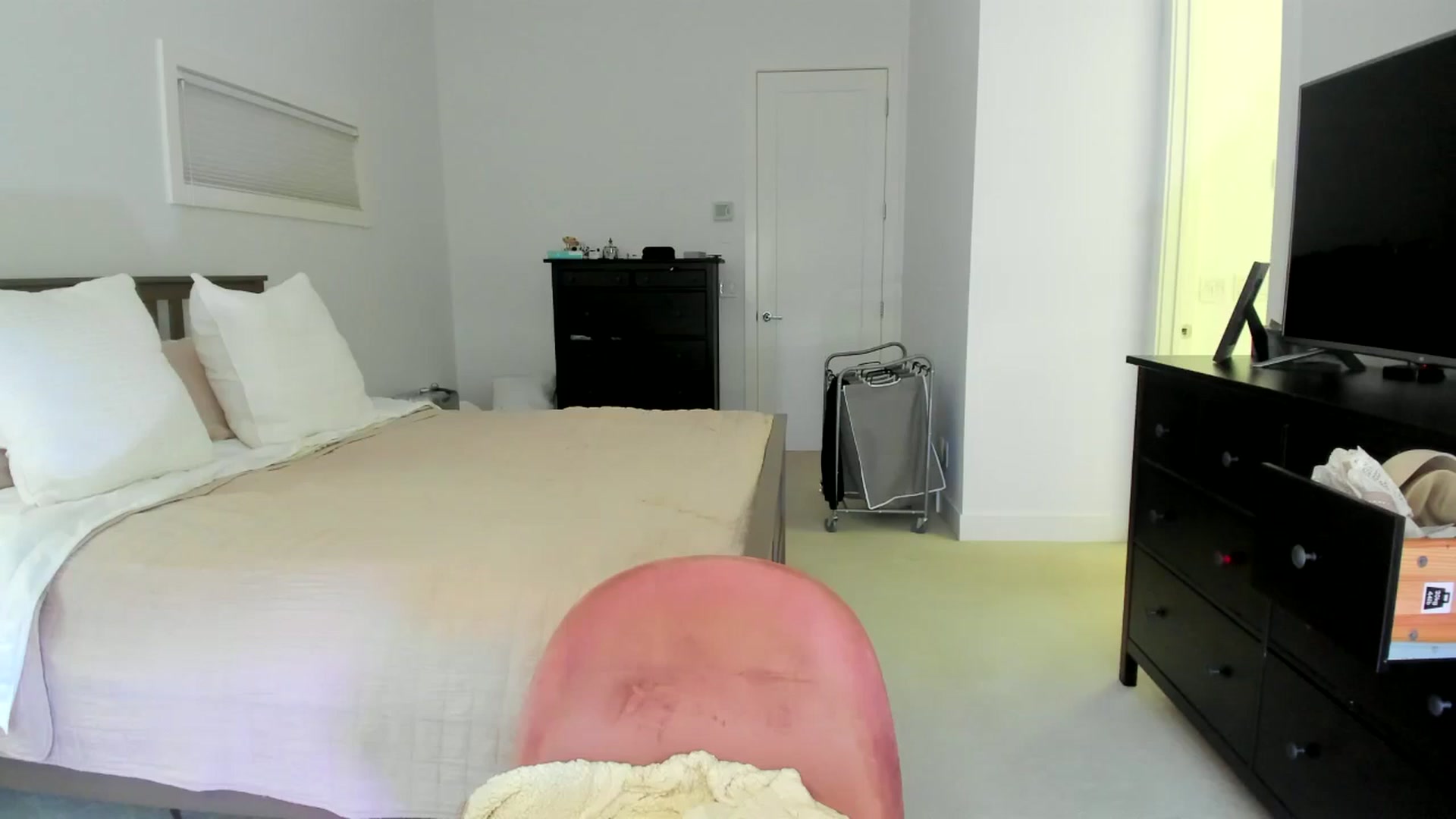Gallery image thumbnail from Kymmmy's myfreecams stream on, 09/17/2024, 19:53 image 12 of 20
