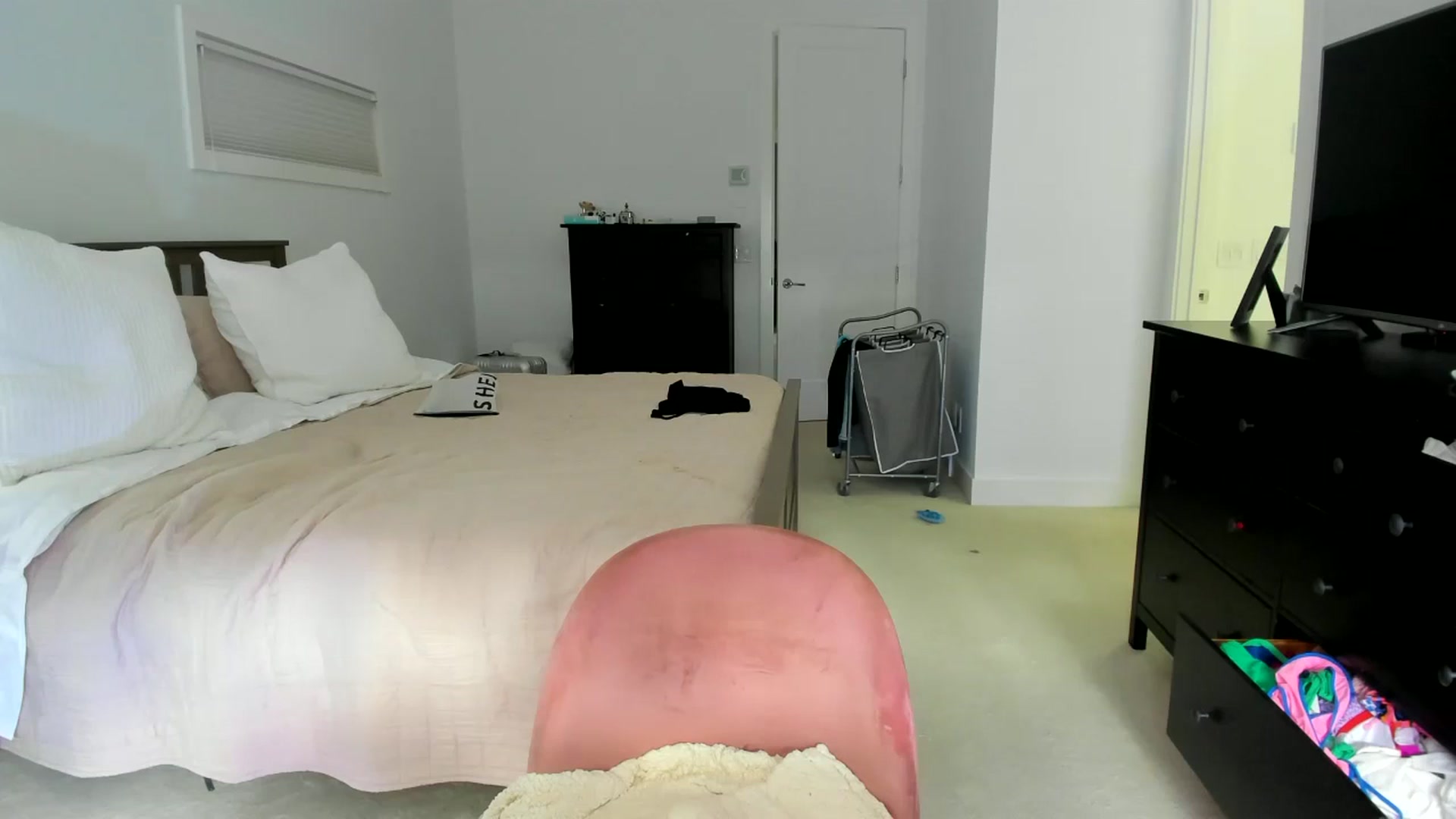 Gallery image thumbnail from Kymmmy's myfreecams stream on, 09/18/2024, 21:52 image 17 of 20