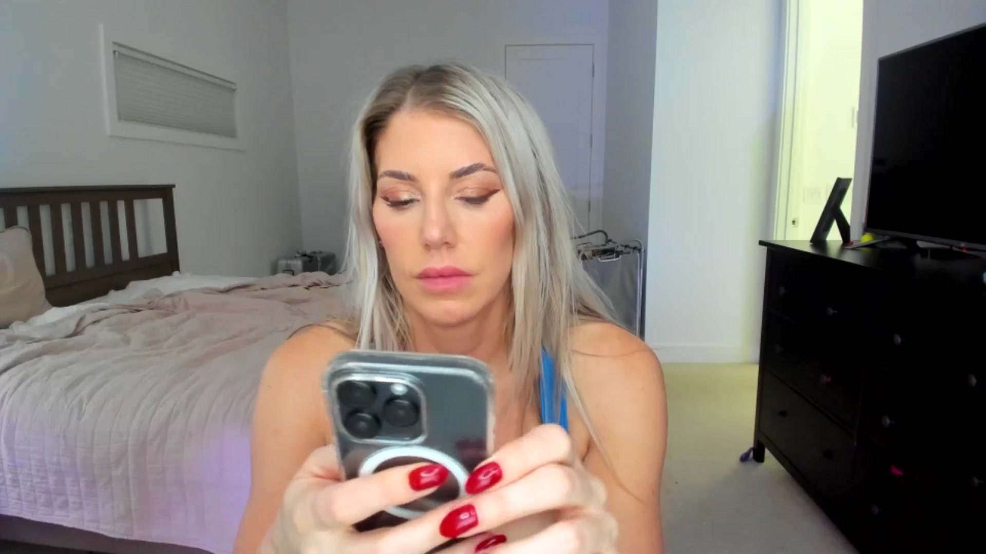 Gallery image thumbnail from Kymmmy's myfreecams stream on, 10/01/2024, 23:42 image 17 of 20