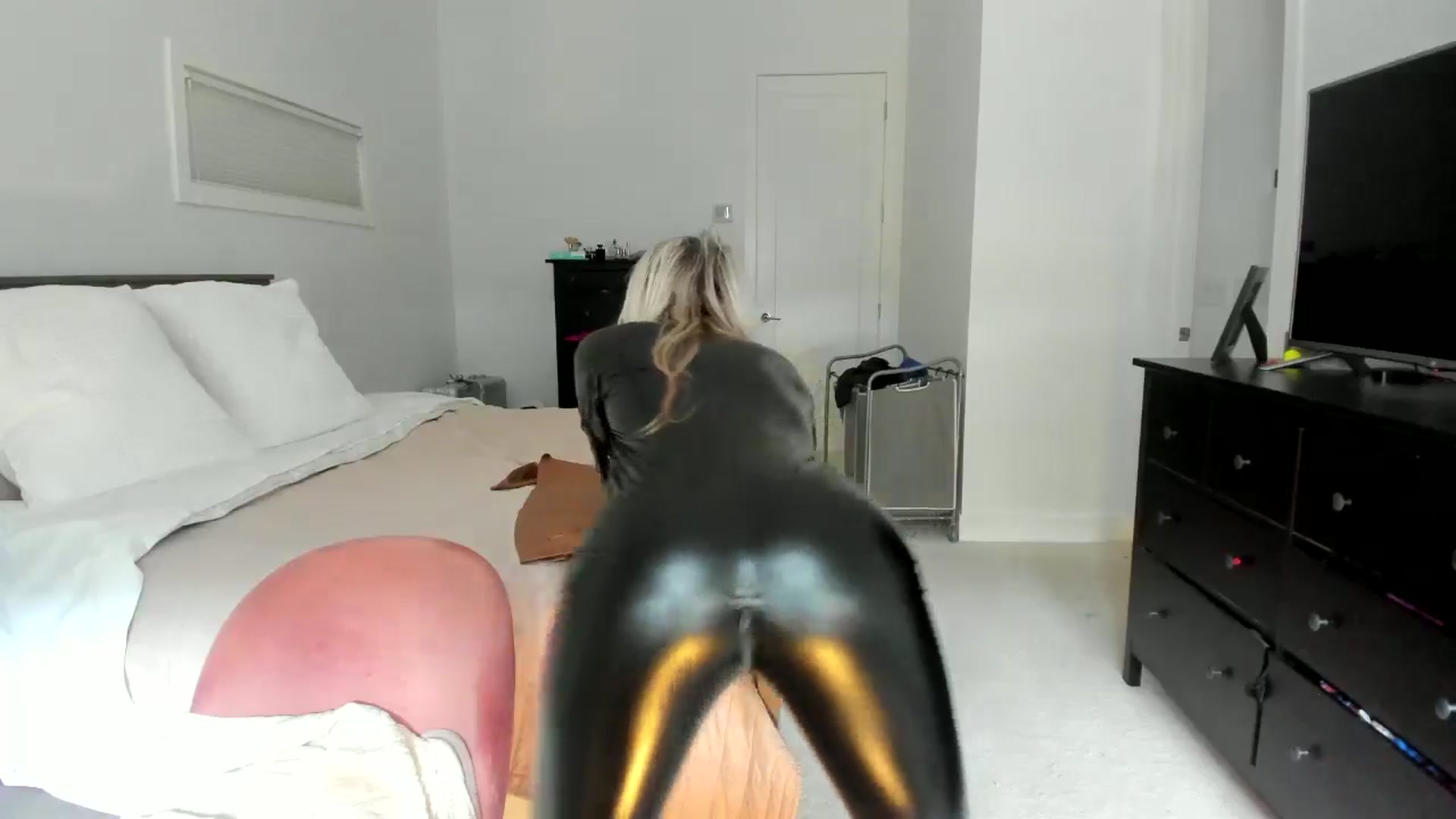 Gallery image thumbnail from Kymmmy's myfreecams stream on, 10/04/2024, 20:14 image 15 of 20