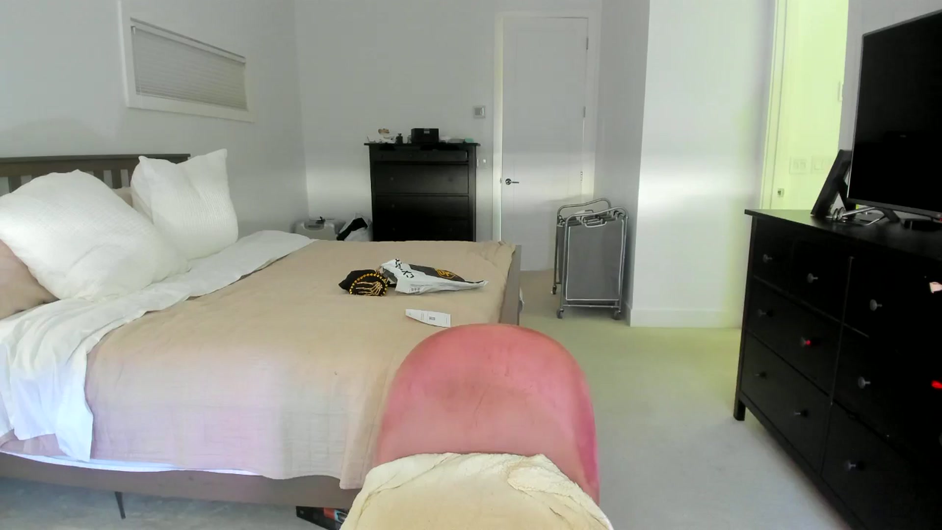 Gallery image thumbnail from Kymmmy's myfreecams stream on, 10/22/2024, 19:16 image 9 of 20