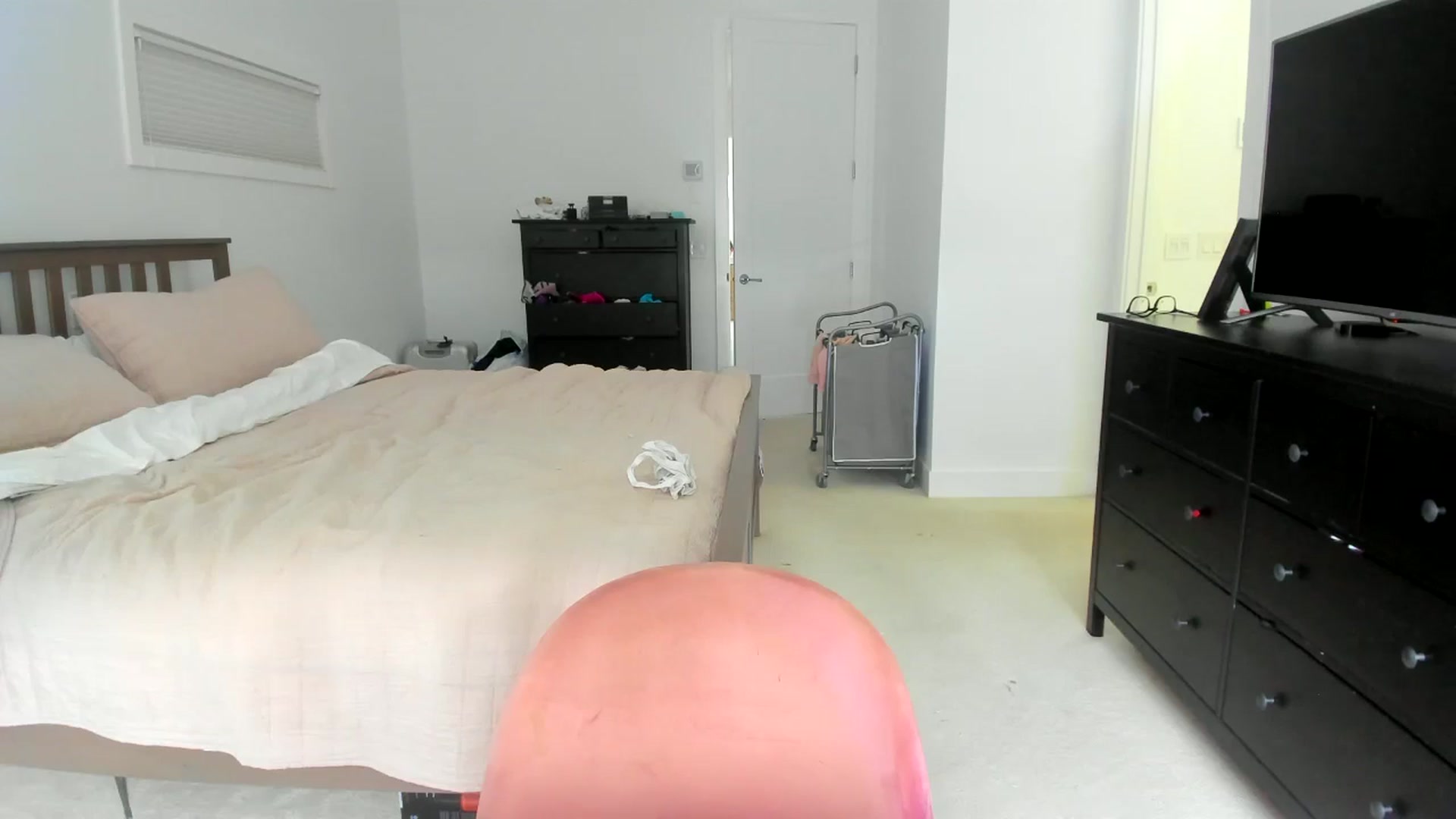 Gallery image thumbnail from Kymmmy's myfreecams stream on, 10/25/2024, 21:21 image 17 of 20