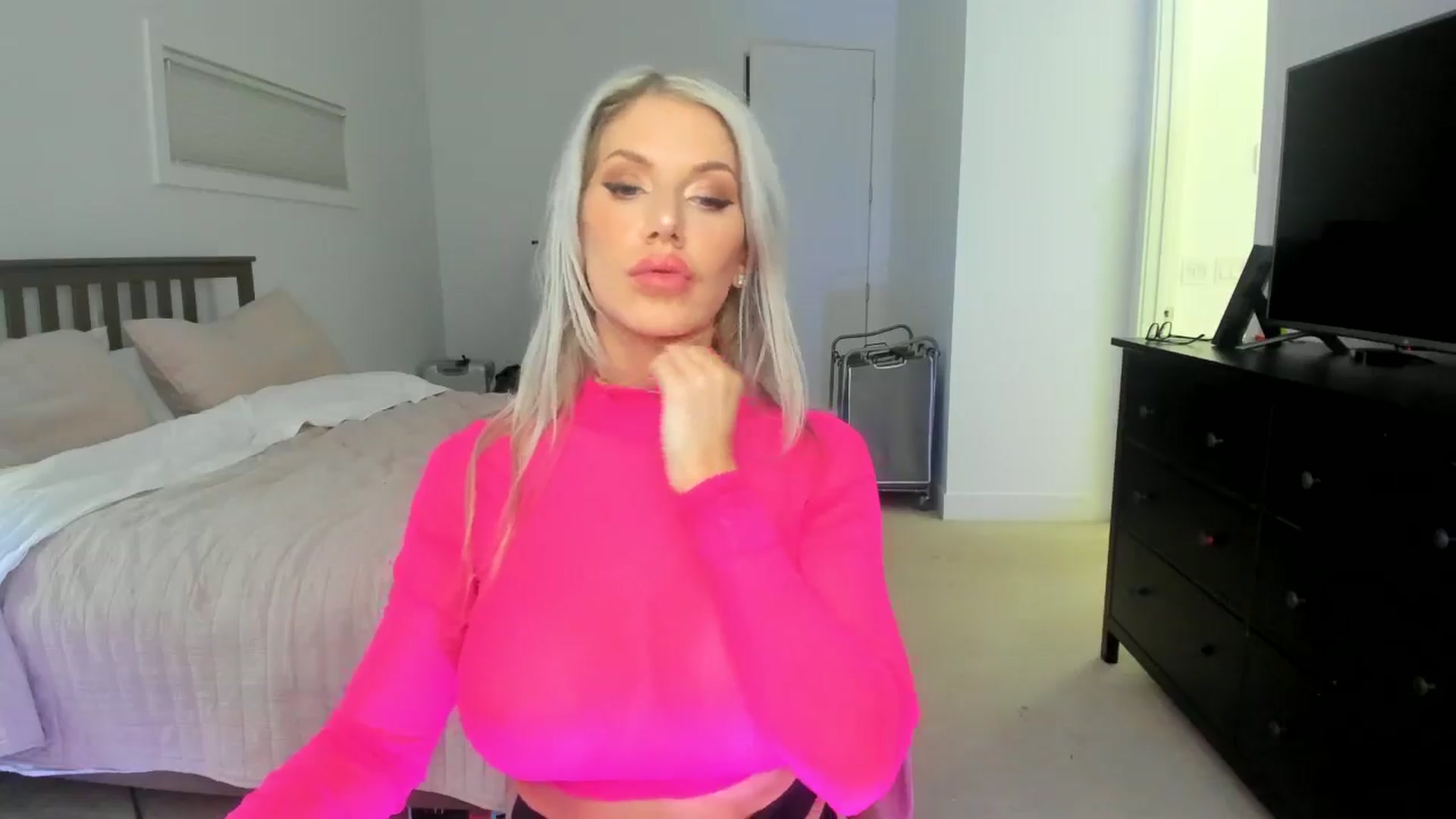 Gallery image thumbnail from Kymmmy's myfreecams stream on, 10/27/2024, 24:38 image 19 of 20