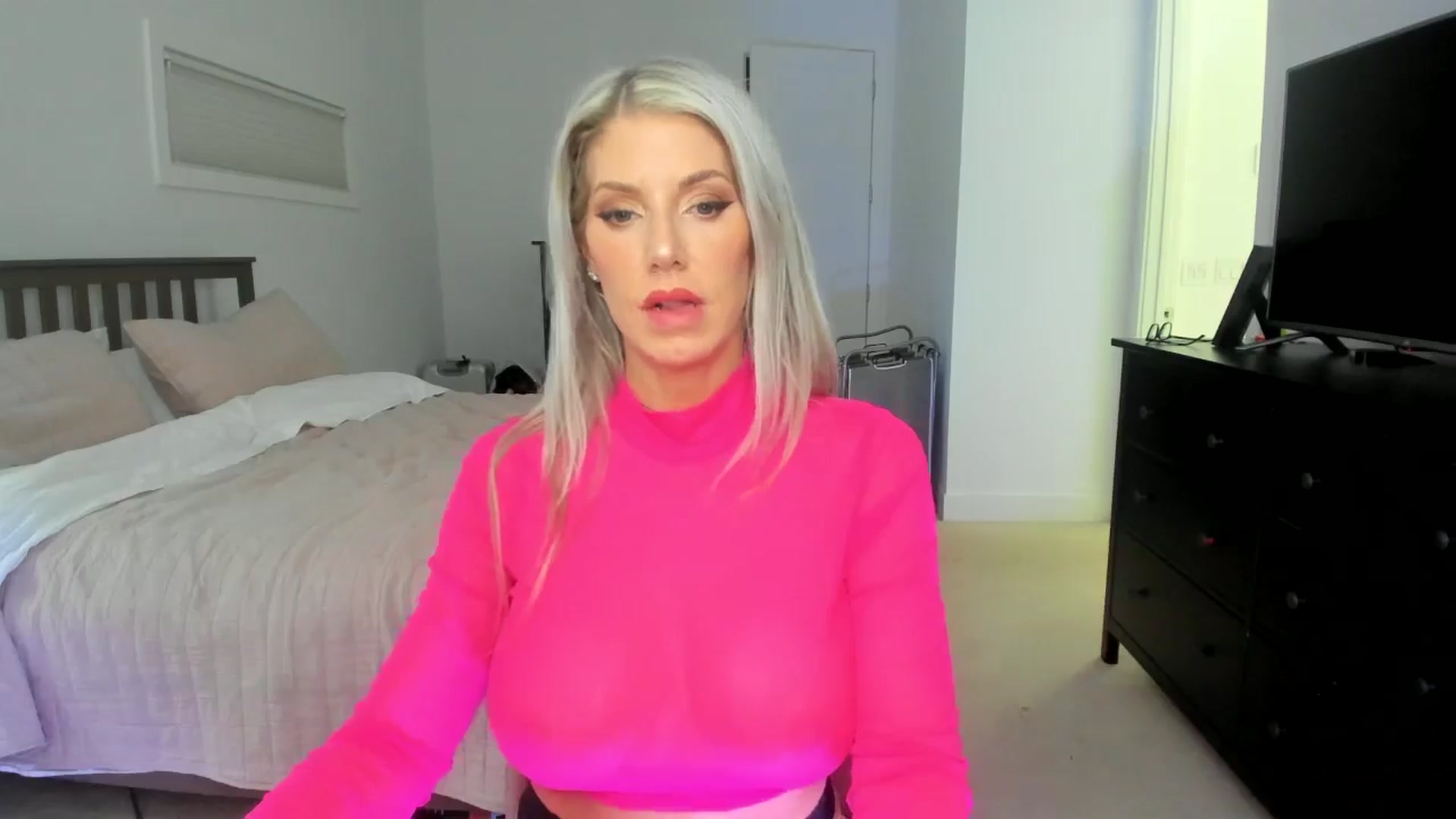 Gallery image thumbnail from Kymmmy's myfreecams stream on, 10/27/2024, 24:38 image 18 of 20