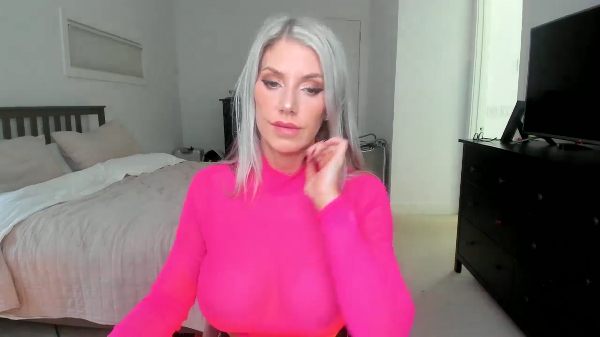 Gallery image thumbnail from Kymmmy's myfreecams stream on, 10/27/2024, 24:38 image 9 of 20