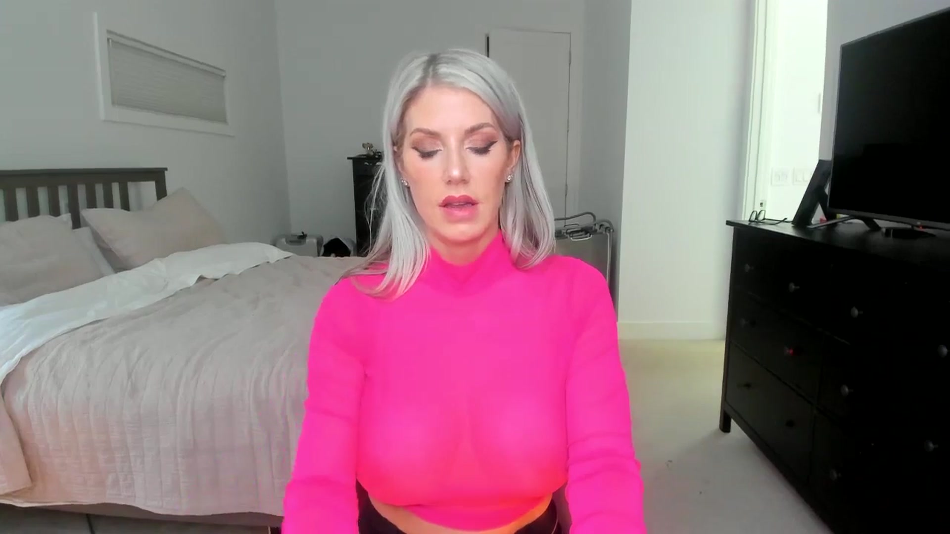 Gallery image thumbnail from Kymmmy's myfreecams stream on, 10/27/2024, 24:38 image 8 of 20