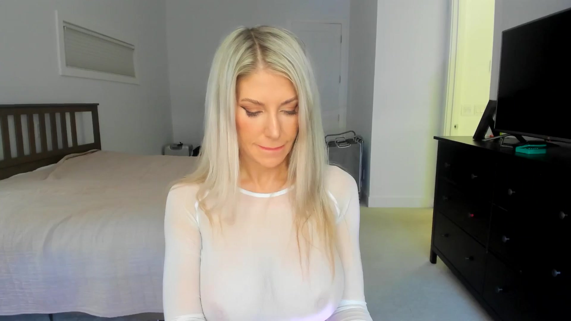 Gallery image thumbnail from Kymmmy's myfreecams stream on, 10/27/2024, 19:31 image 12 of 20