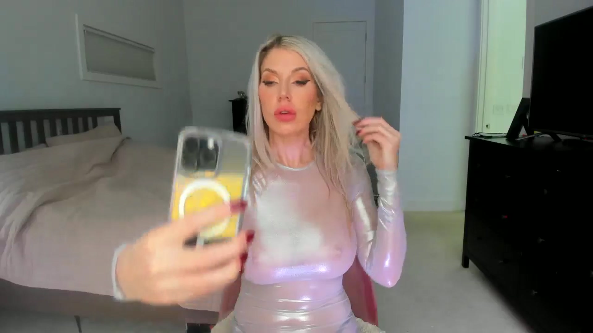 Gallery image thumbnail from Kymmmy's myfreecams stream on, 10/29/2024, 18:23 image 4 of 20
