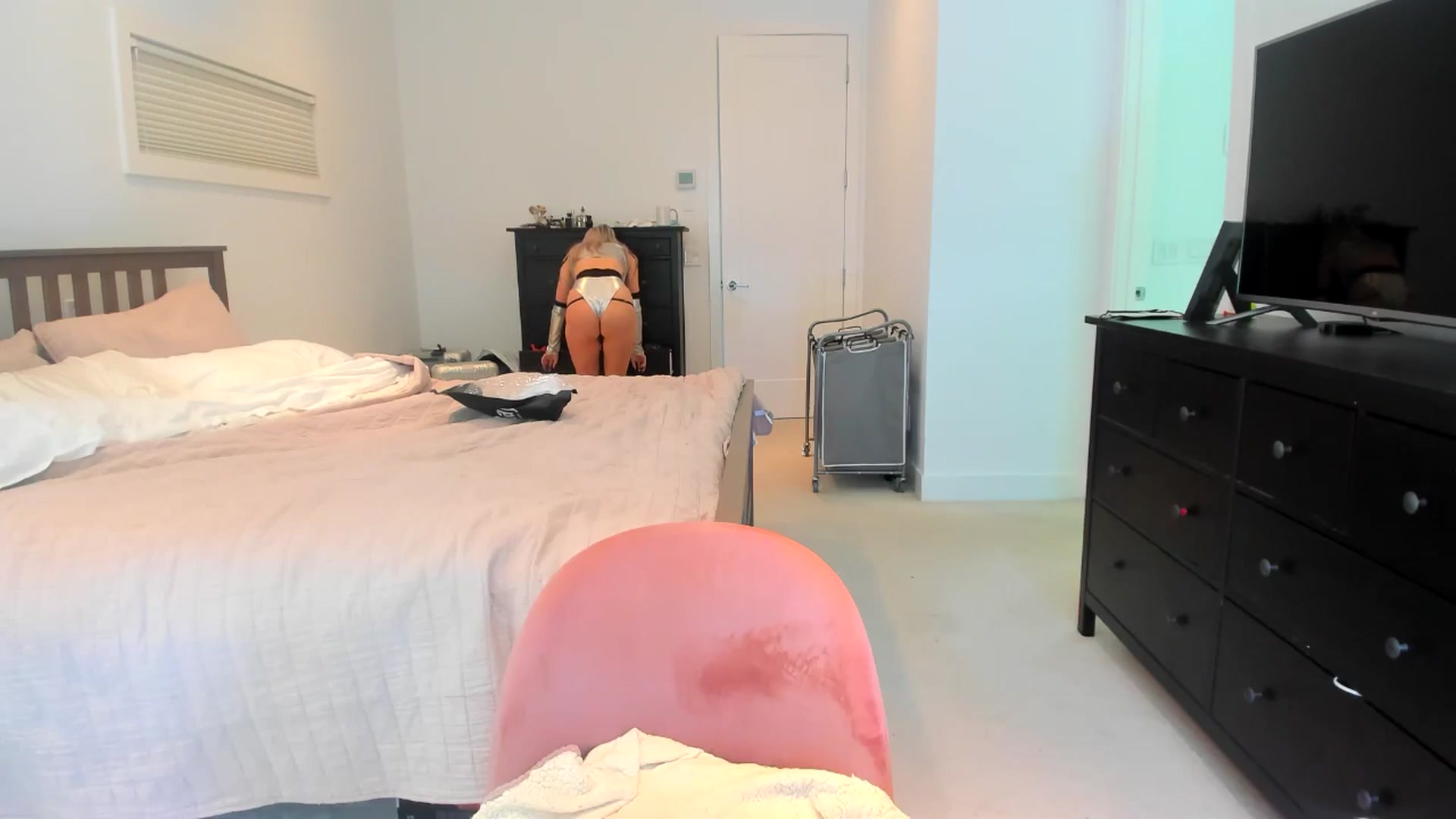 Gallery image thumbnail from Kymmmy's myfreecams stream on, 10/30/2024, 20:36 image 8 of 20