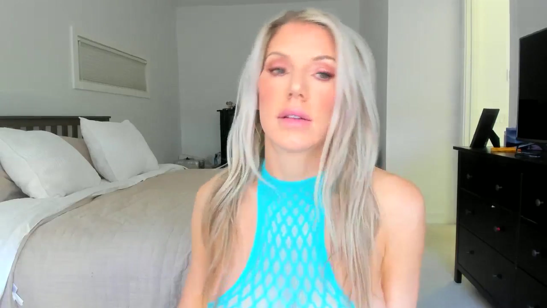 Gallery image thumbnail from Kymmmy's myfreecams stream on, 11/24/2024, 21:49 image 16 of 20