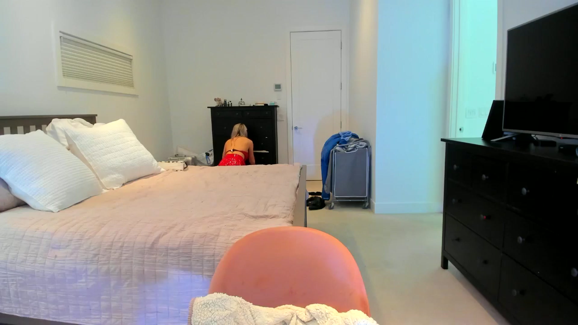 Gallery image thumbnail from Kymmmy's myfreecams stream on, 12/24/2024, 24:23 image 5 of 20