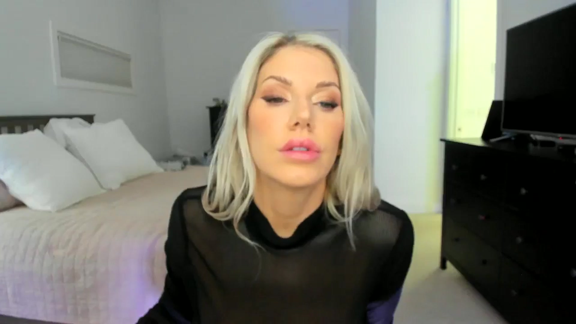 Gallery image thumbnail from Kymmmy's myfreecams stream on, 12/24/2024, 24:23 image 7 of 20