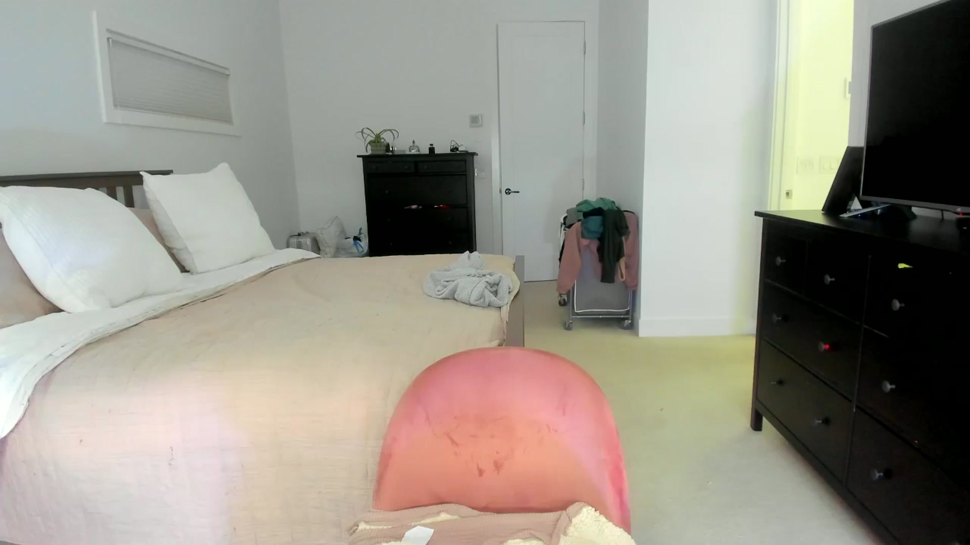 Gallery image thumbnail from Kymmmy's myfreecams stream on, 01/08/2025, 22:54 image 16 of 20