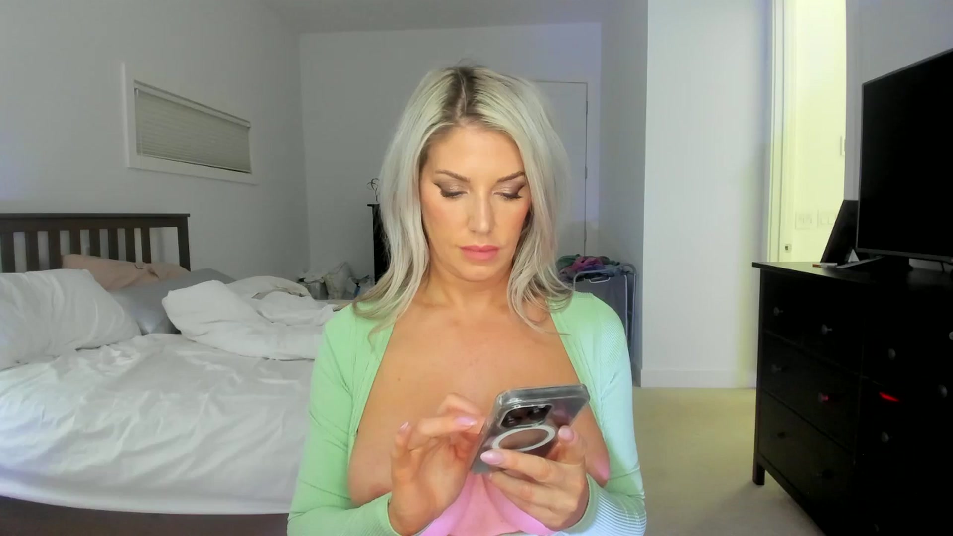 Gallery image thumbnail from Kymmmy's myfreecams stream on, 01/18/2025, 04:15 image 15 of 20