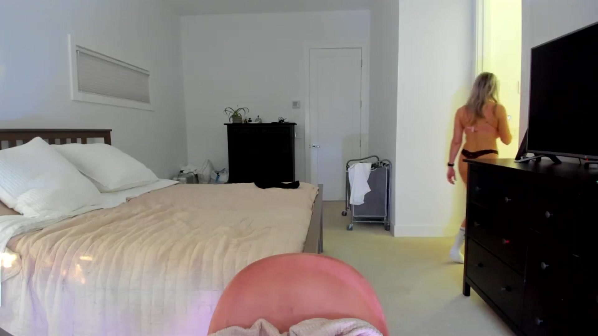 Gallery image thumbnail from Kymmmy's myfreecams stream on, 01/22/2025, 22:57 image 9 of 20