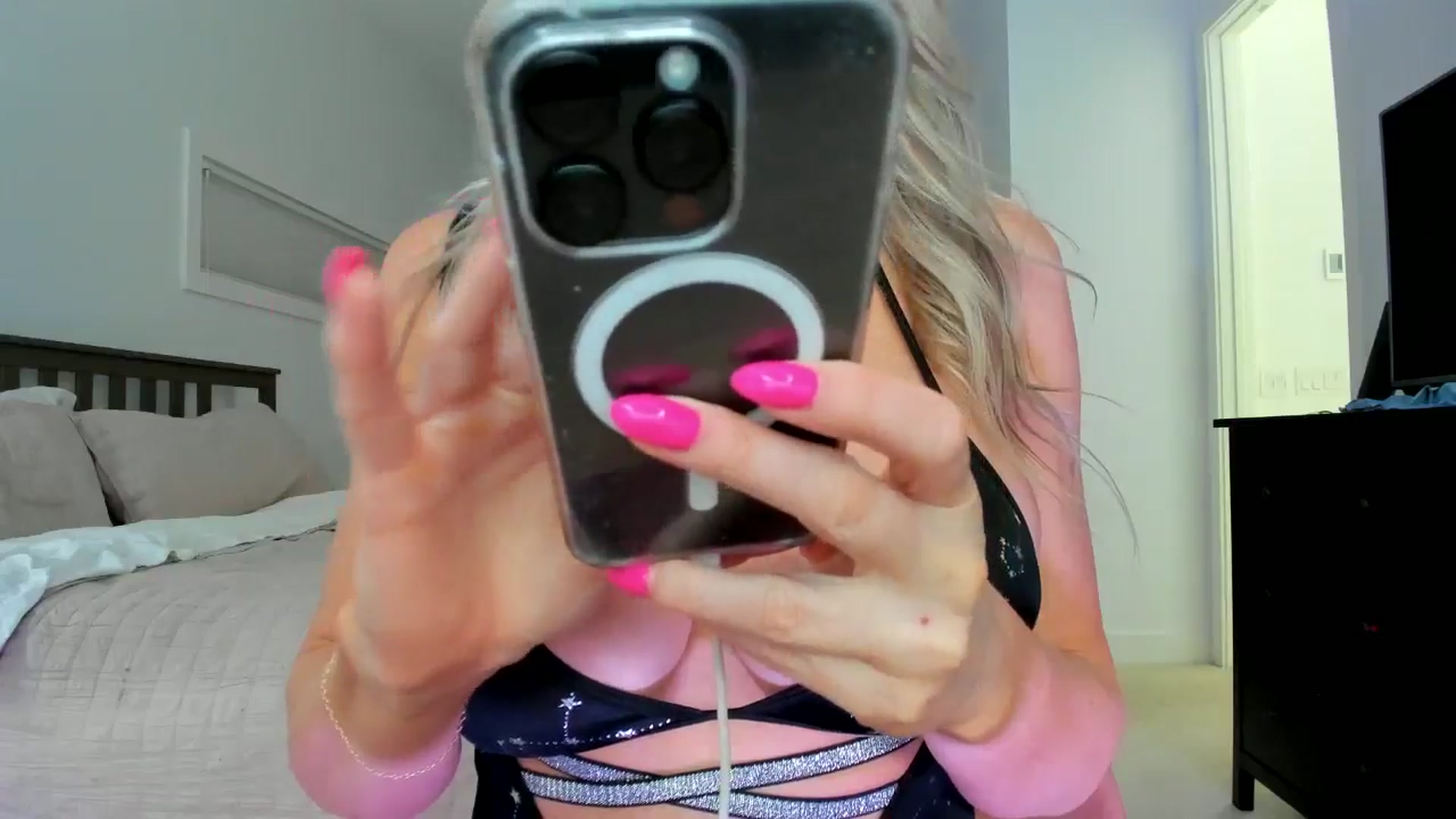 Gallery image thumbnail from Kymmmy's myfreecams stream on, 02/21/2025, 01:12 image 11 of 20
