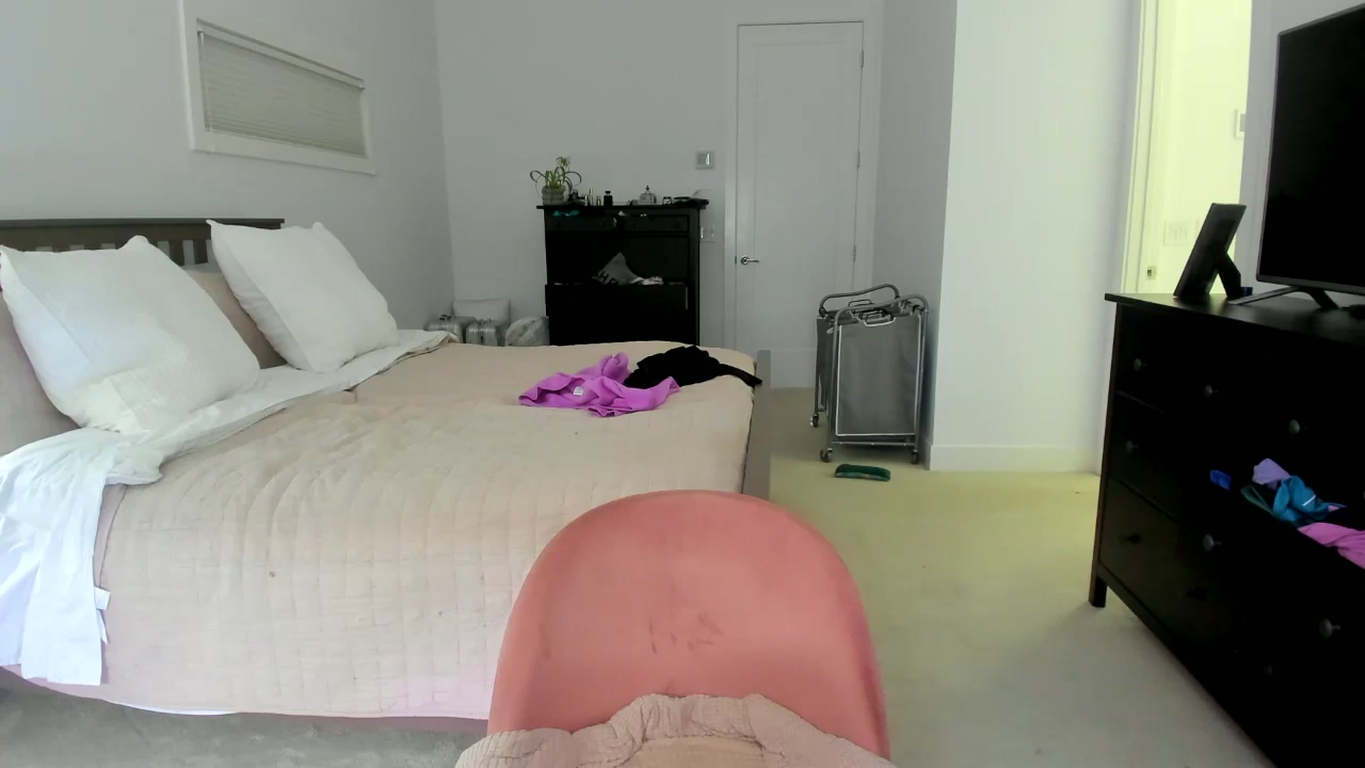 Gallery image thumbnail from Kymmmy's myfreecams stream on, 04/21/2025, 19:48 image 14 of 20