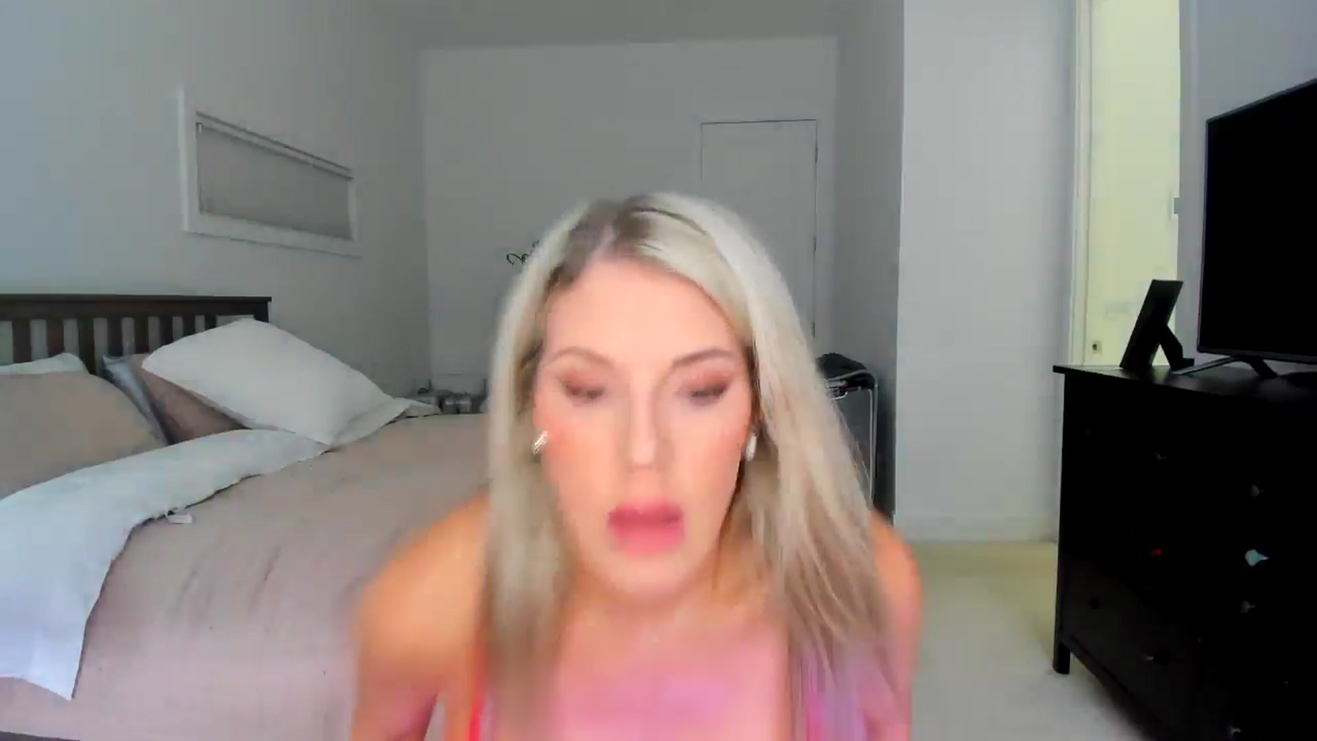 Gallery image thumbnail from Kymmmy's myfreecams stream on, 04/28/2025, 20:46 image 11 of 20