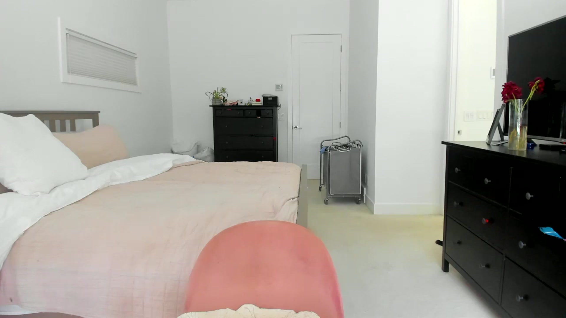Gallery image thumbnail from Kymmmy's myfreecams stream on, 06/18/2025, 21:07 image 17 of 20