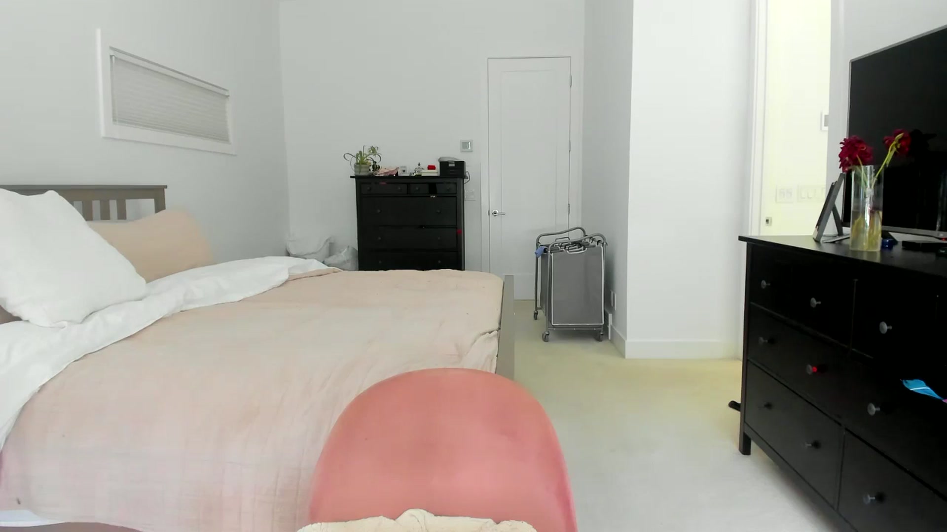 Gallery image thumbnail from Kymmmy's myfreecams stream on, 06/18/2025, 21:07 image 15 of 20