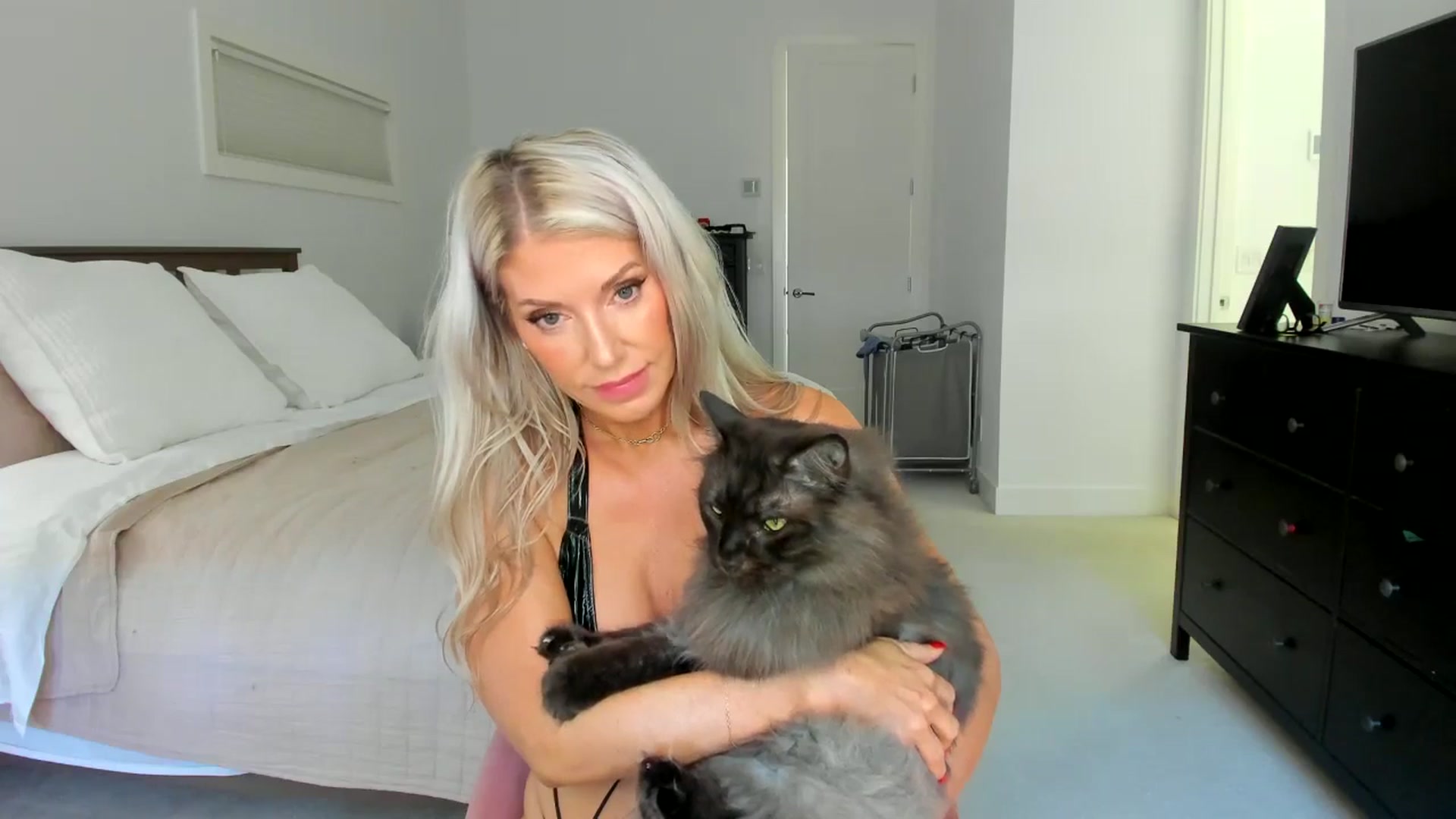 Gallery image thumbnail from Kymmmy's myfreecams stream on, 08/21/2025, 20:38 image 9 of 20