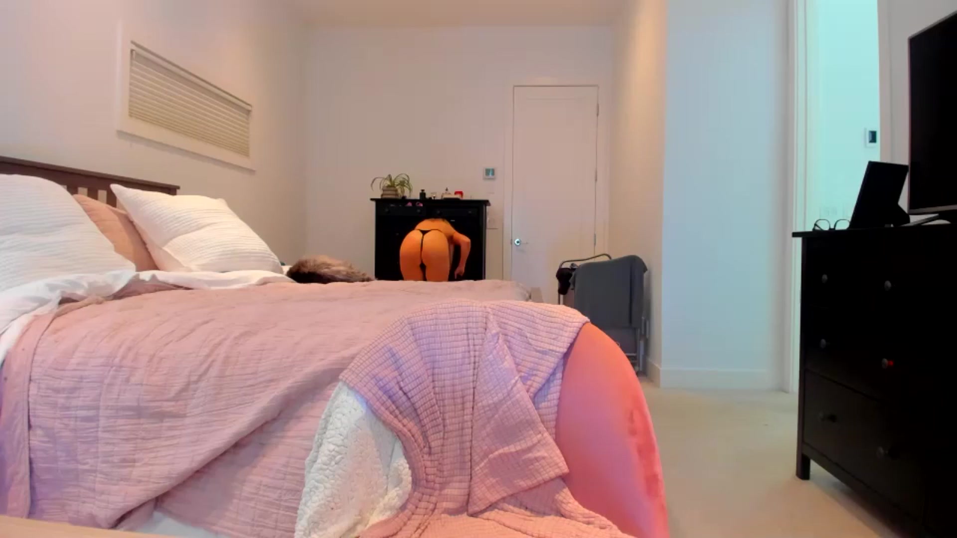 Gallery image thumbnail from Kymmmy's myfreecams stream on, 10/05/2025, 21:10 image 15 of 20