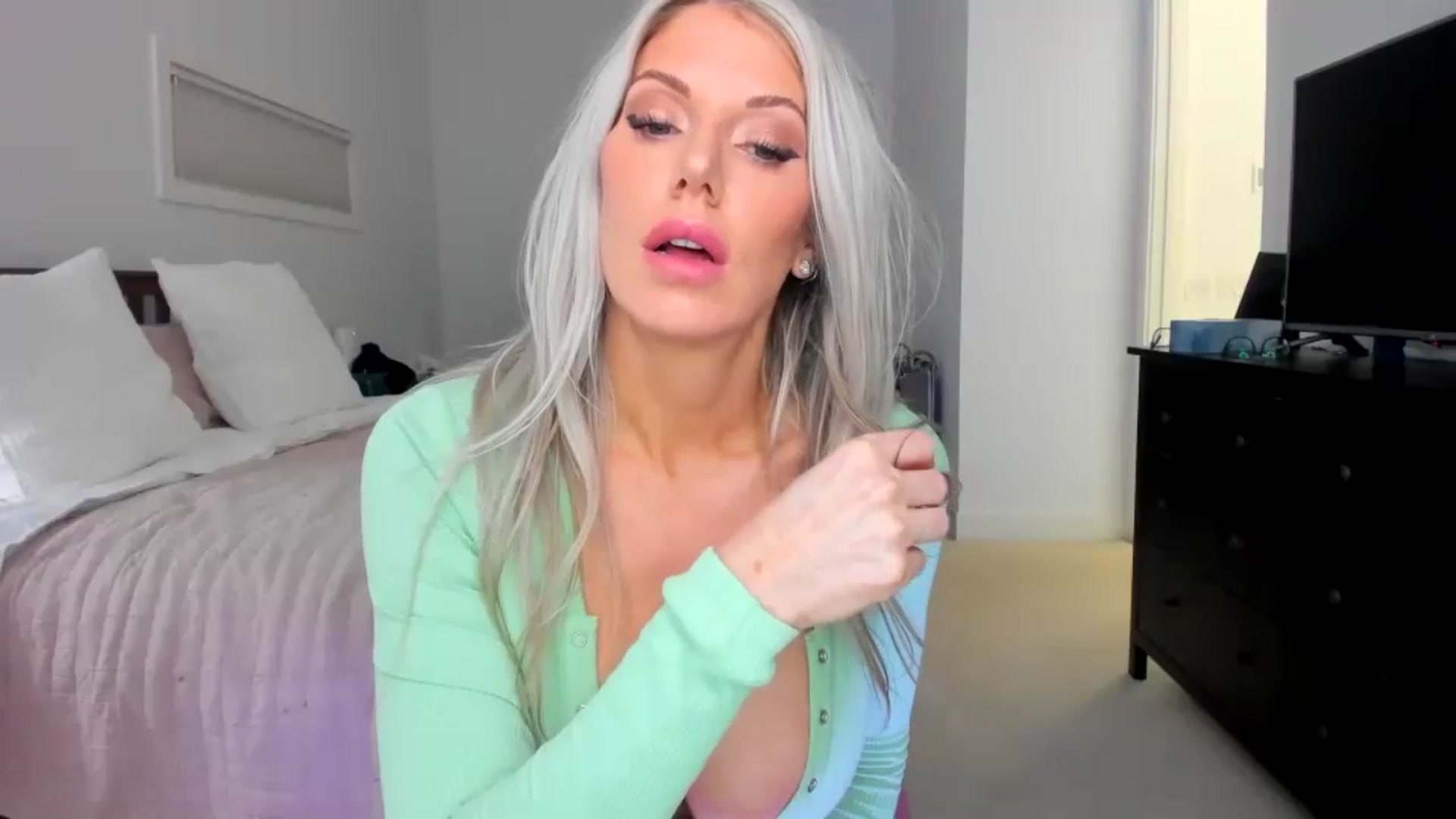 Gallery image thumbnail from Kymmmy's myfreecams stream on, 11/16/2025, 23:31 image 14 of 20