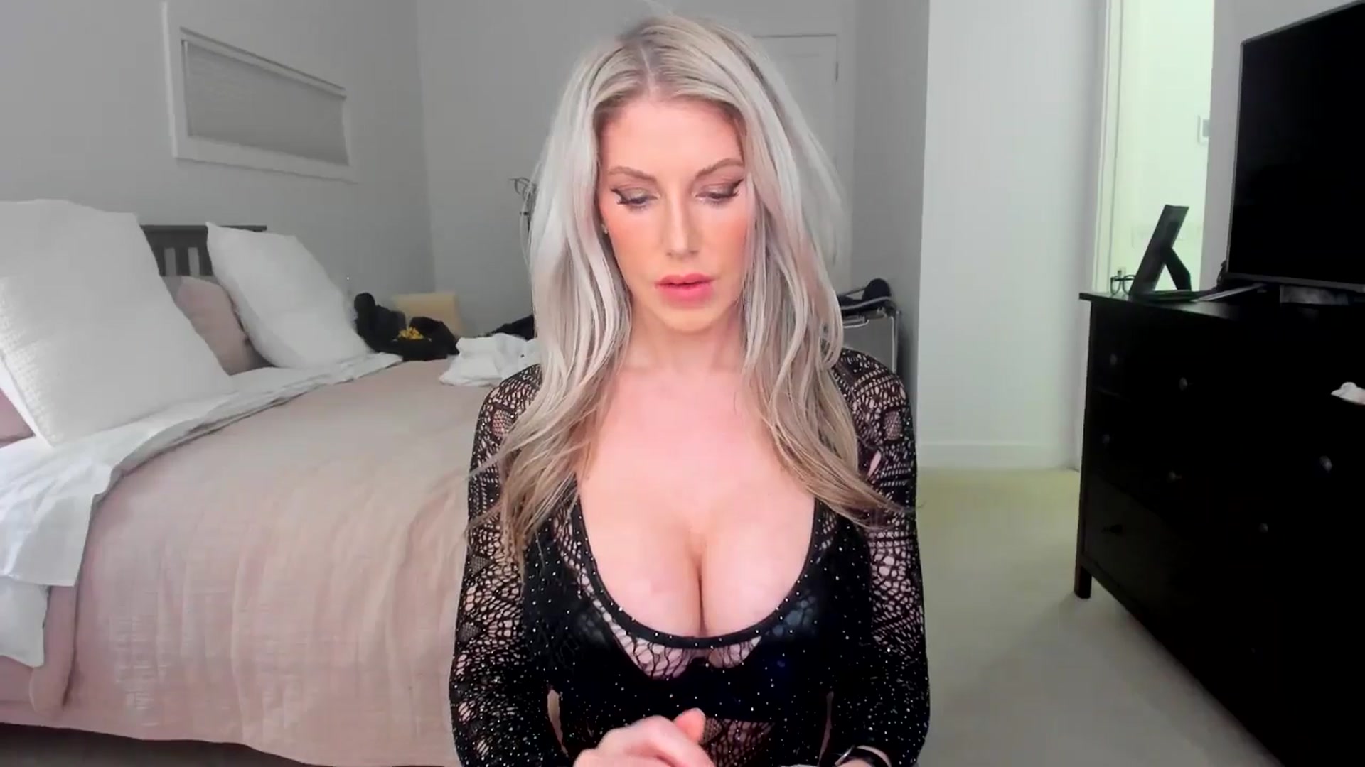 Gallery image thumbnail from Kymmmy's myfreecams stream on, 04/01/2026, 24:29 image 2 of 20