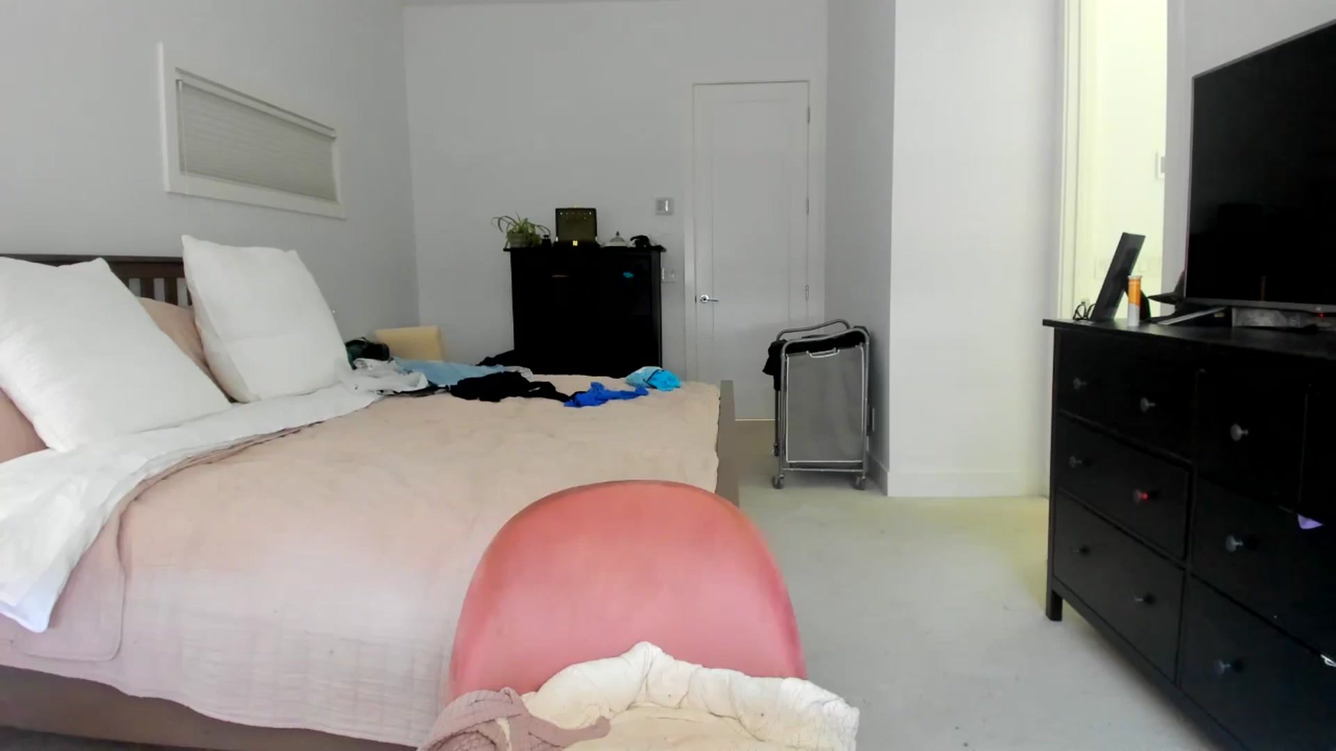 Gallery image thumbnail from Kymmmy's myfreecams stream on, 04/10/2026, 18:51 image 16 of 20