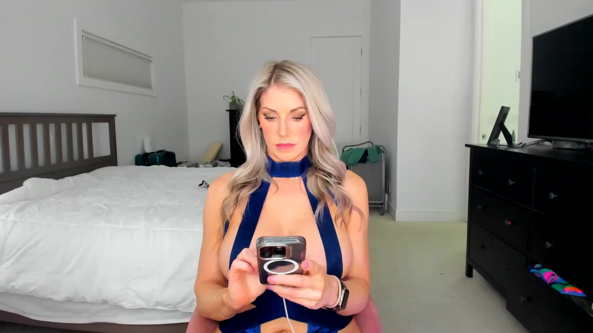 Gallery image thumbnail from Kymmmy's myfreecams stream on, 04/27/2026, 22:37 image 19 of 20