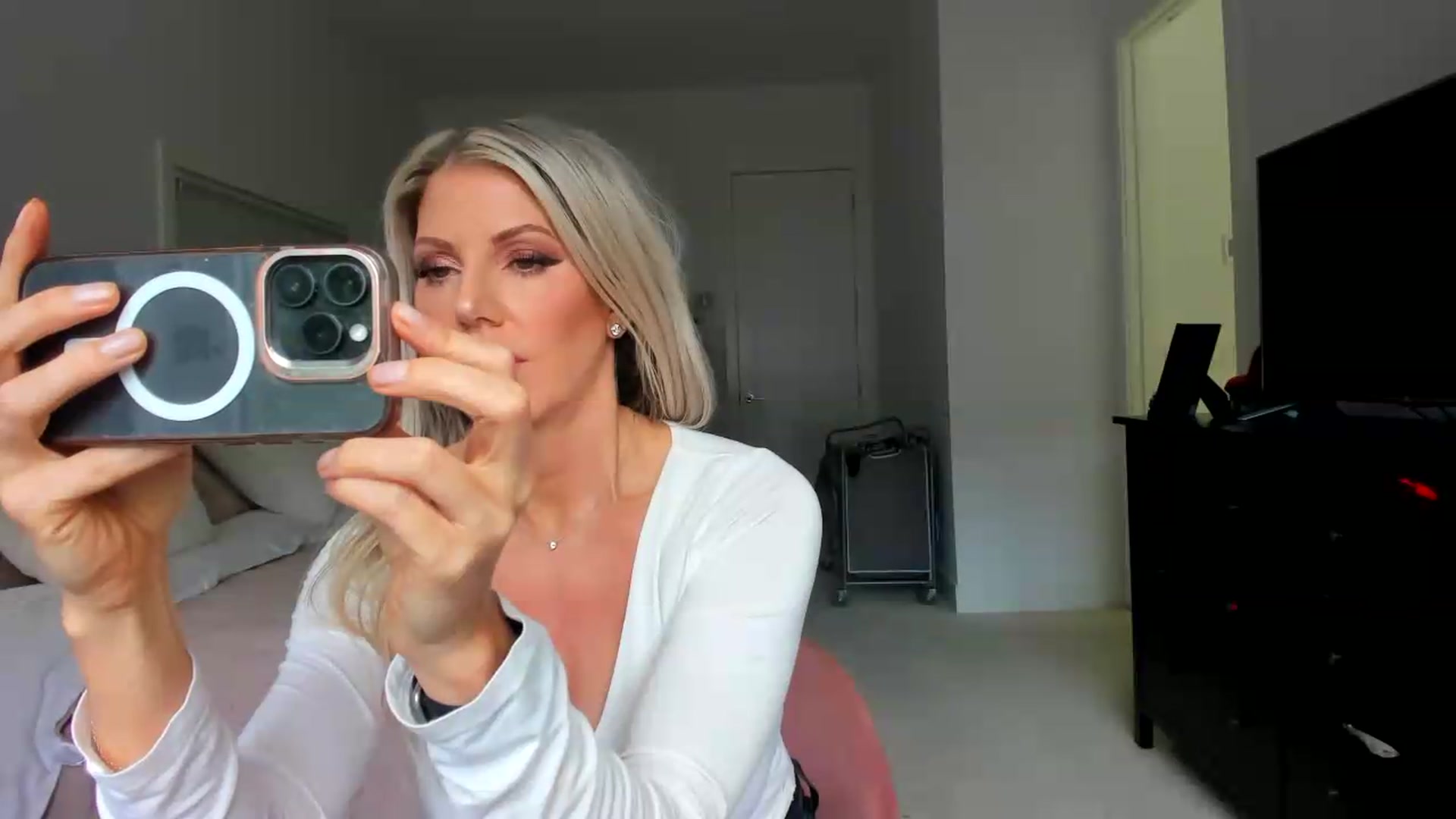 Gallery image thumbnail from Kymmmy's myfreecams stream on, 07/05/2026, 21:03 image 19 of 20