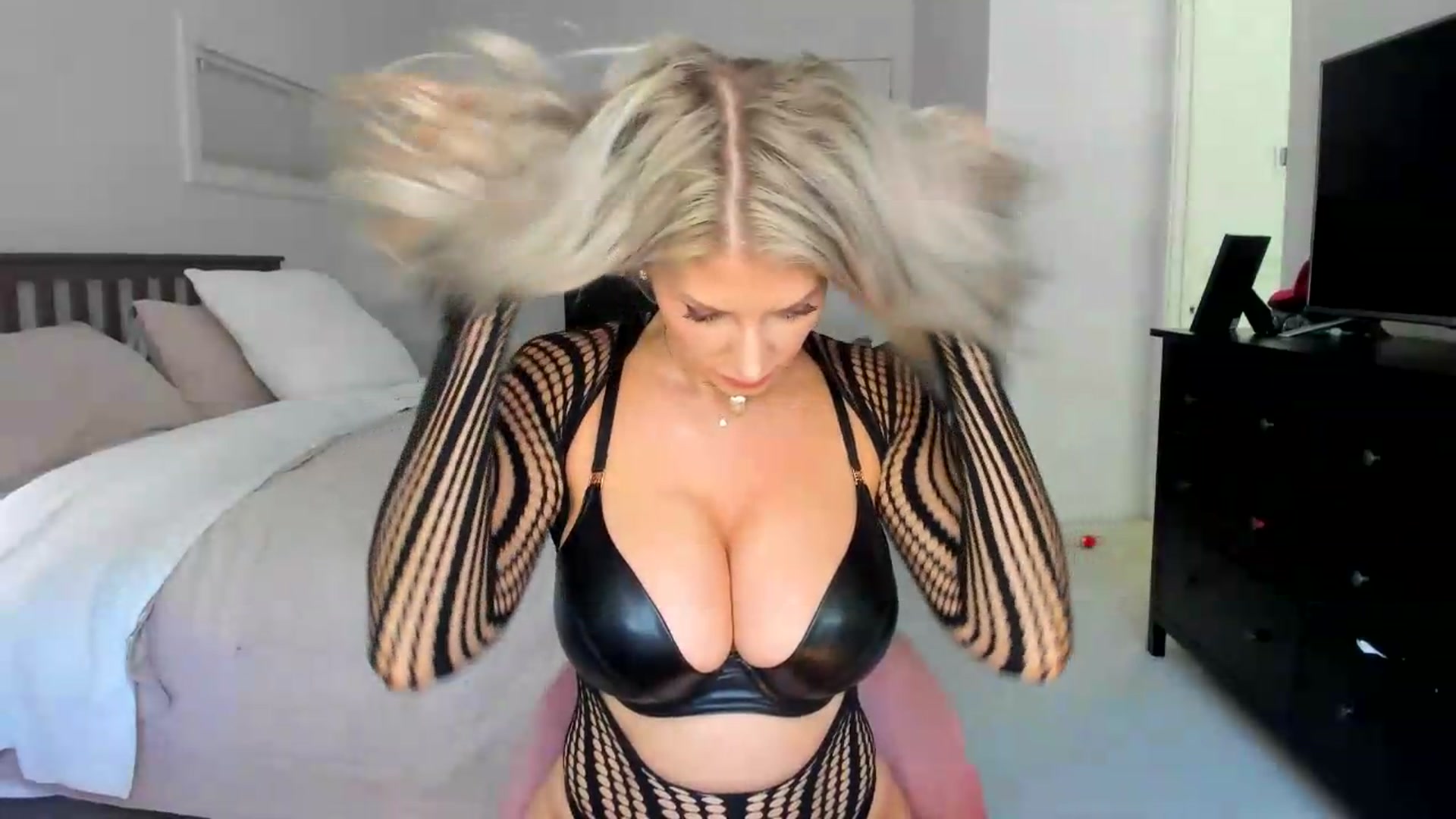Gallery image thumbnail from Kymmmy's myfreecams stream on, 07/07/2026, 18:29 image 19 of 20