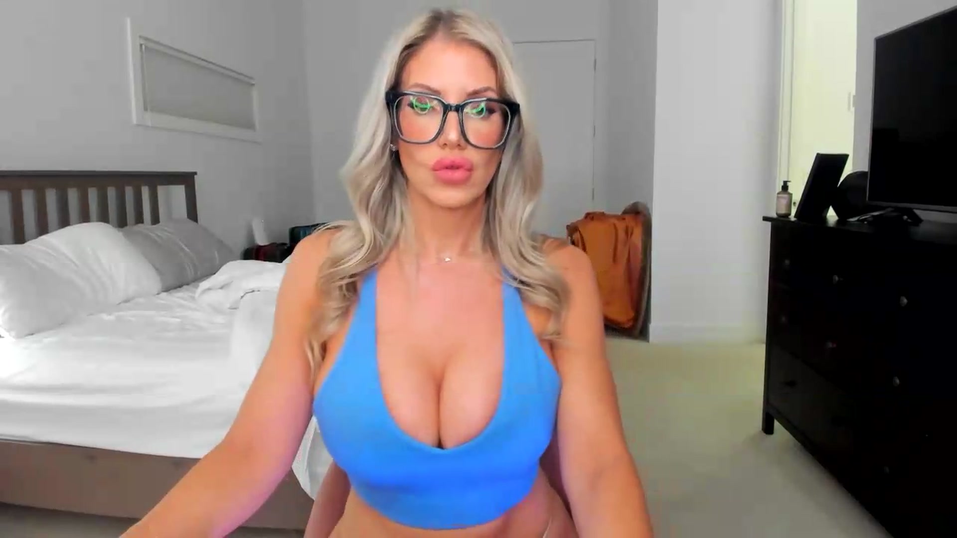 Gallery image thumbnail from Kymmmy's myfreecams stream on, 07/29/2026, 23:22 image 11 of 20