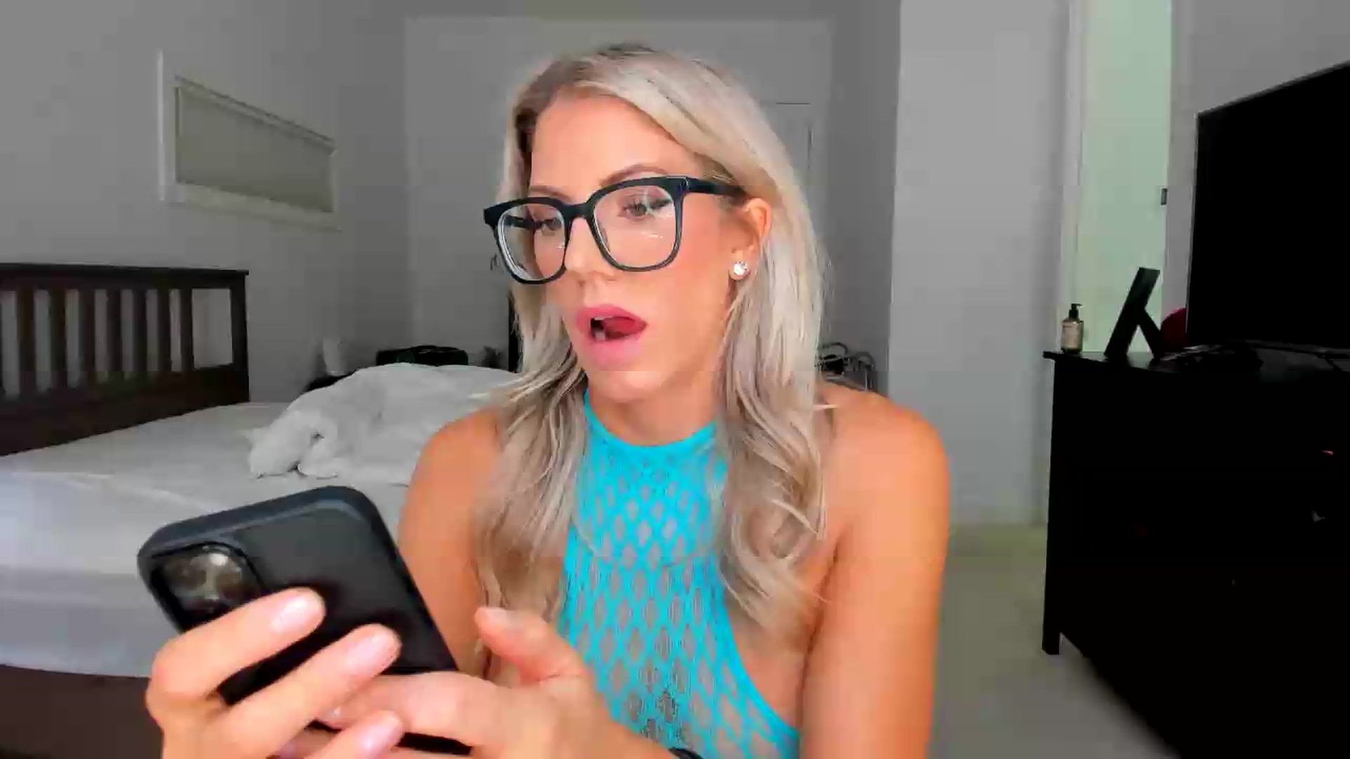 Gallery image thumbnail from Kymmmy's myfreecams stream on, 08/03/2026, 24:11 image 1 of 20