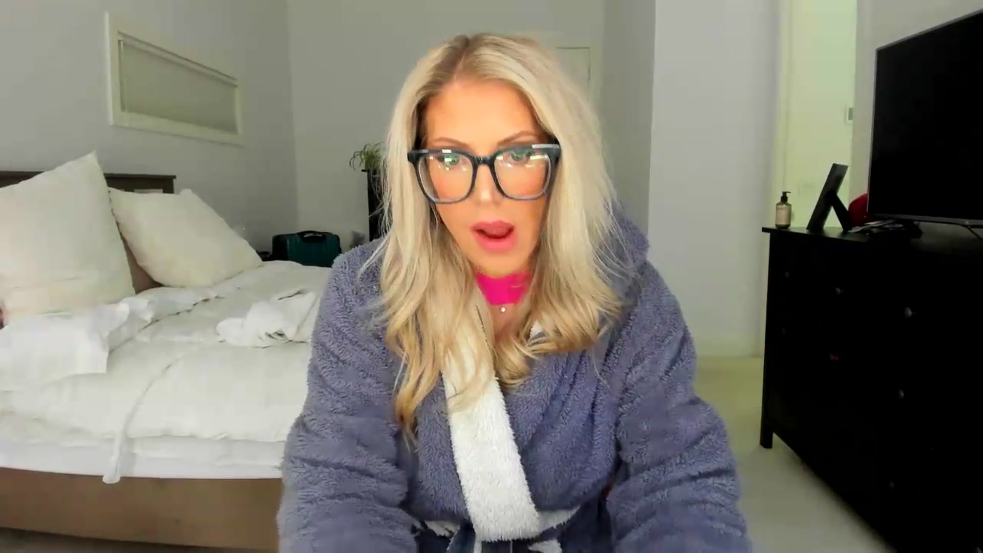 Gallery image thumbnail from Kymmmy's myfreecams stream on, 08/03/2026, 21:46 image 16 of 20