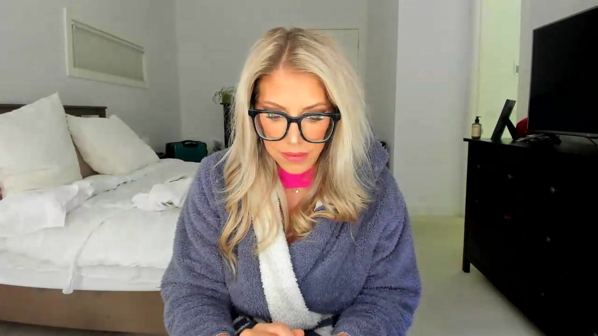 Gallery image thumbnail from Kymmmy's myfreecams stream on, 08/03/2026, 21:46 image 17 of 20