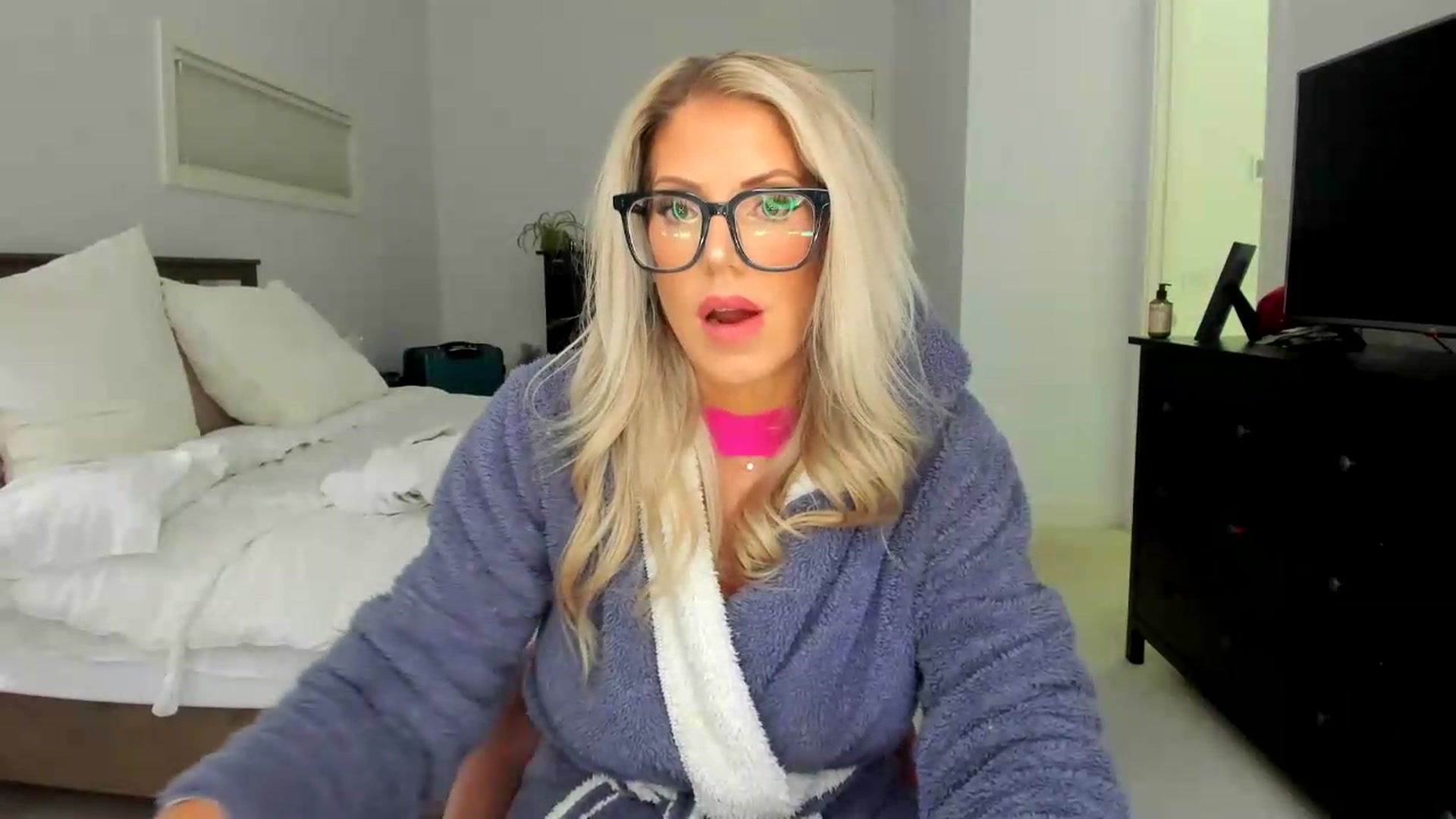 Gallery image thumbnail from Kymmmy's myfreecams stream on, 08/03/2026, 21:46 image 18 of 20